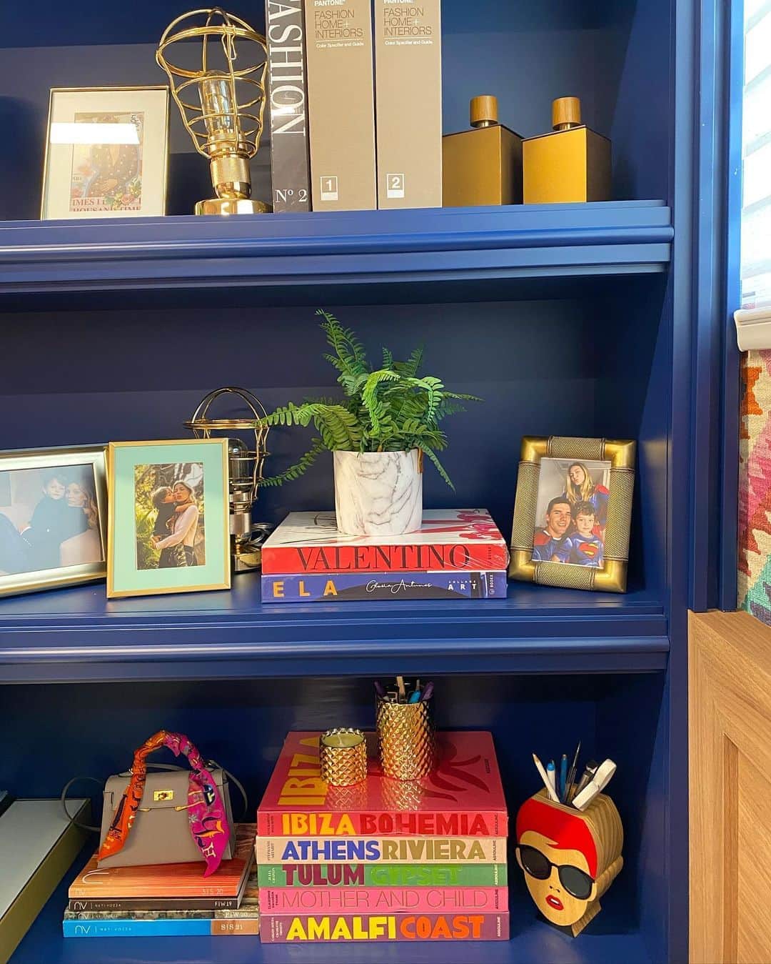 Glam4Youのインスタグラム：「Colorfull OFFICE 🌈  livros que chegaram ontem pra colorir ainda mais meu cantinho @latouche_delart  marcenaria @olivermoveis」