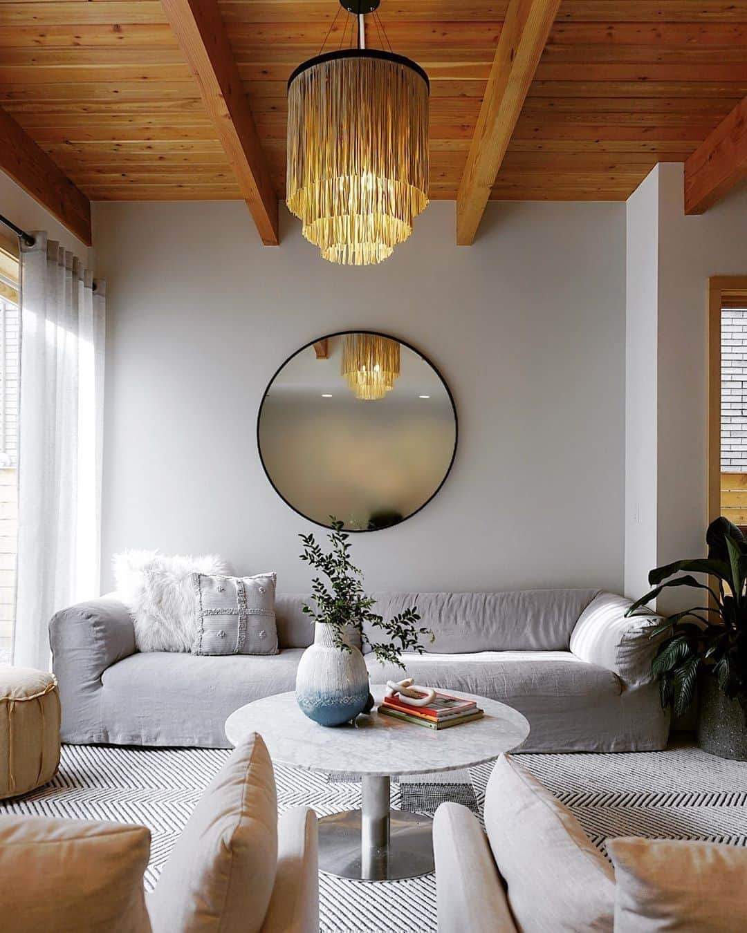 MT DOMAINEさんのインスタグラム写真 - (MT DOMAINEInstagram)「That comfy couch... the marble coffee table... that light fixture! So many breathtaking design moments in this space - what's your favorite? 📸: @theplantmami」9月17日 23時34分 - mydomaine