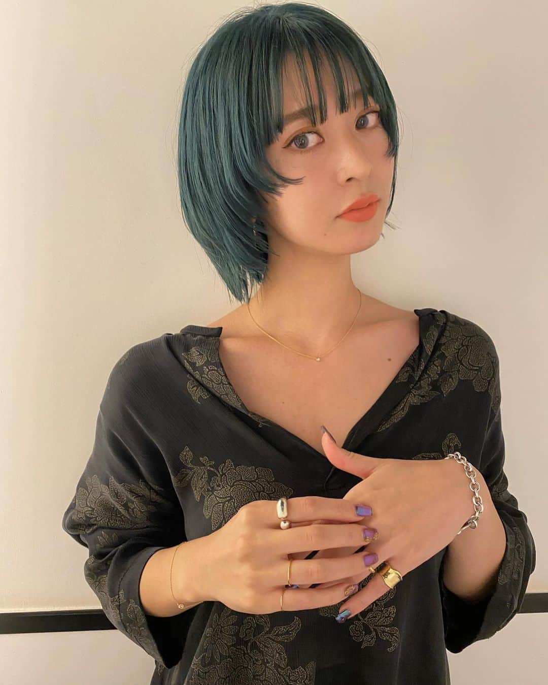 梅村実帆のインスタグラム：「new hair 🦎🍃 ♥ カットは @keichiito さん、カラーは @__daiwoo  今年の秋はこんなきぶん🪐 ちなみにセットアップは zara です😂」