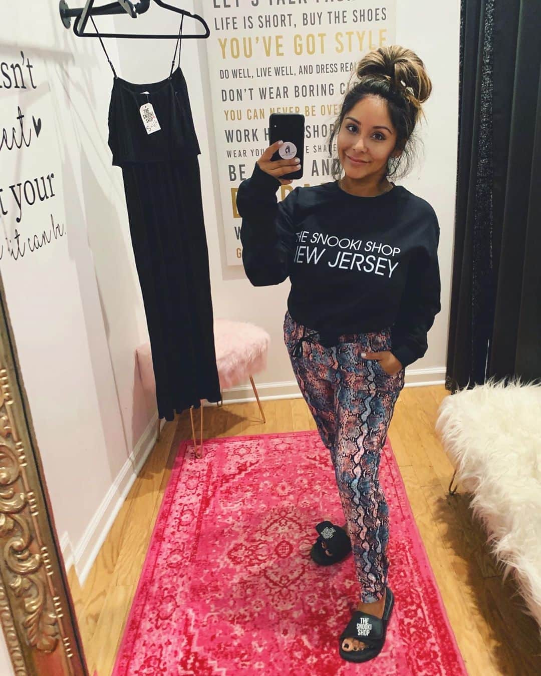 ニコール・ ポリッツィのインスタグラム：「Shopping my favvvvv shop 😝 @thesnookishop #thesnookishop」