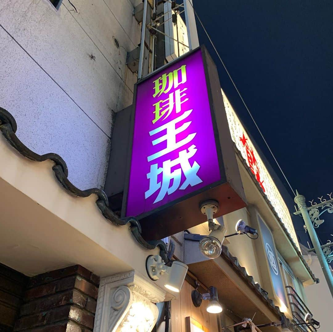 HONOKAさんのインスタグラム写真 - (HONOKAInstagram)「.〻  老舗の喫茶店🍨  パフェのボリューム！すご！ 店内もおしゃれで可愛かった♡ with エビ天🍤  #珈琲王城  #パフェ #上野喫茶店」9月17日 23時36分 - honochandoko