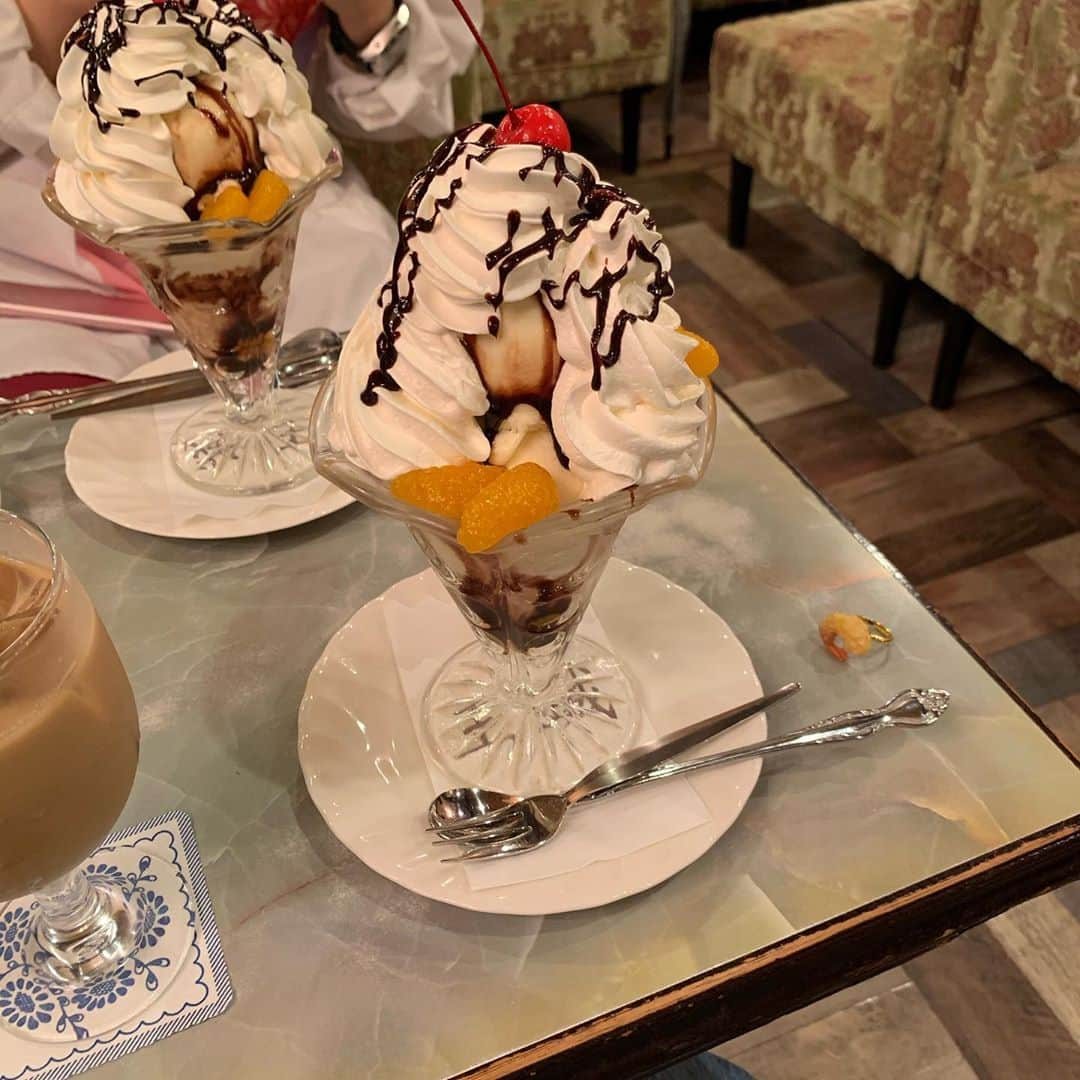 HONOKAのインスタグラム：「.〻  老舗の喫茶店🍨  パフェのボリューム！すご！ 店内もおしゃれで可愛かった♡ with エビ天🍤  #珈琲王城  #パフェ #上野喫茶店」