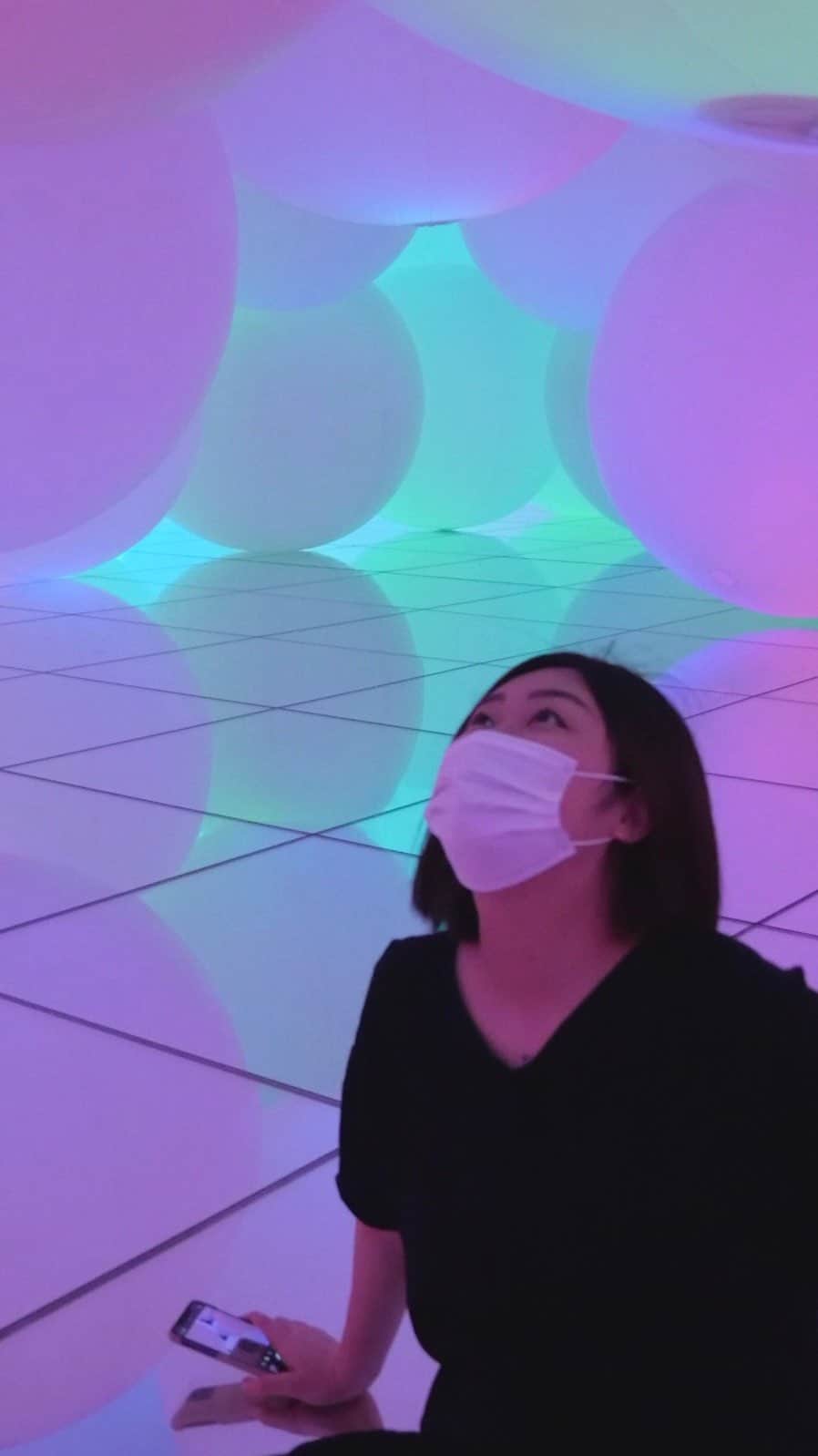 のインスタグラム：「@teamlab.planets へ 行ってきたよ〜！！！  大人も楽しめるアートな空間🎨  #チームラボプラネッツ #チームラボ豊洲 #アート #art #color #colorful」