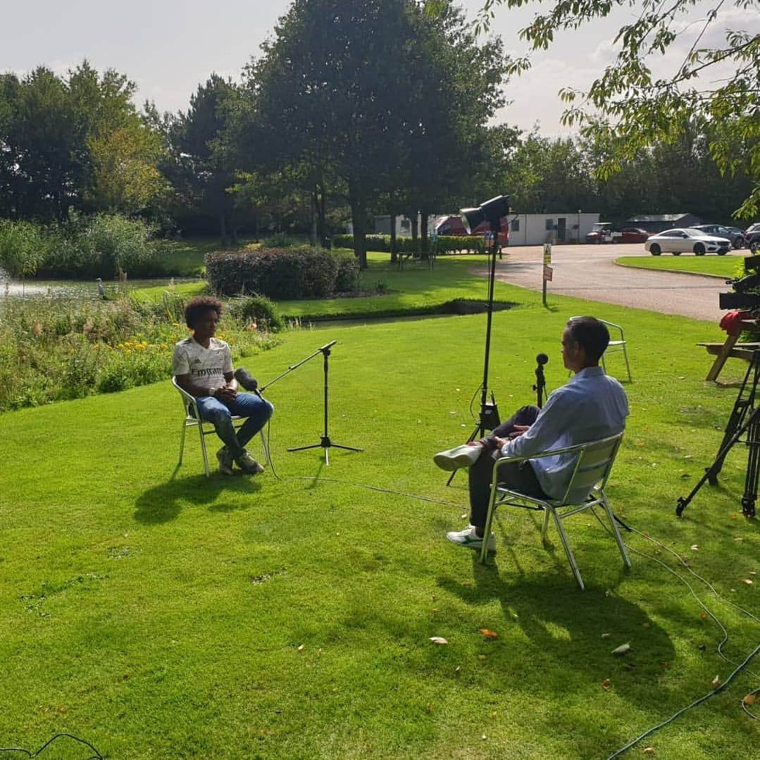 ウィリアンさんのインスタグラム写真 - (ウィリアンInstagram)「Media day! 📽 @premierleague @arsenal   Thanks for the pictures  @j.castelobranco! Nice to see you! 👊 #mediaday #arsenal #entrevistas #W12」9月17日 23時44分 - willianborges88