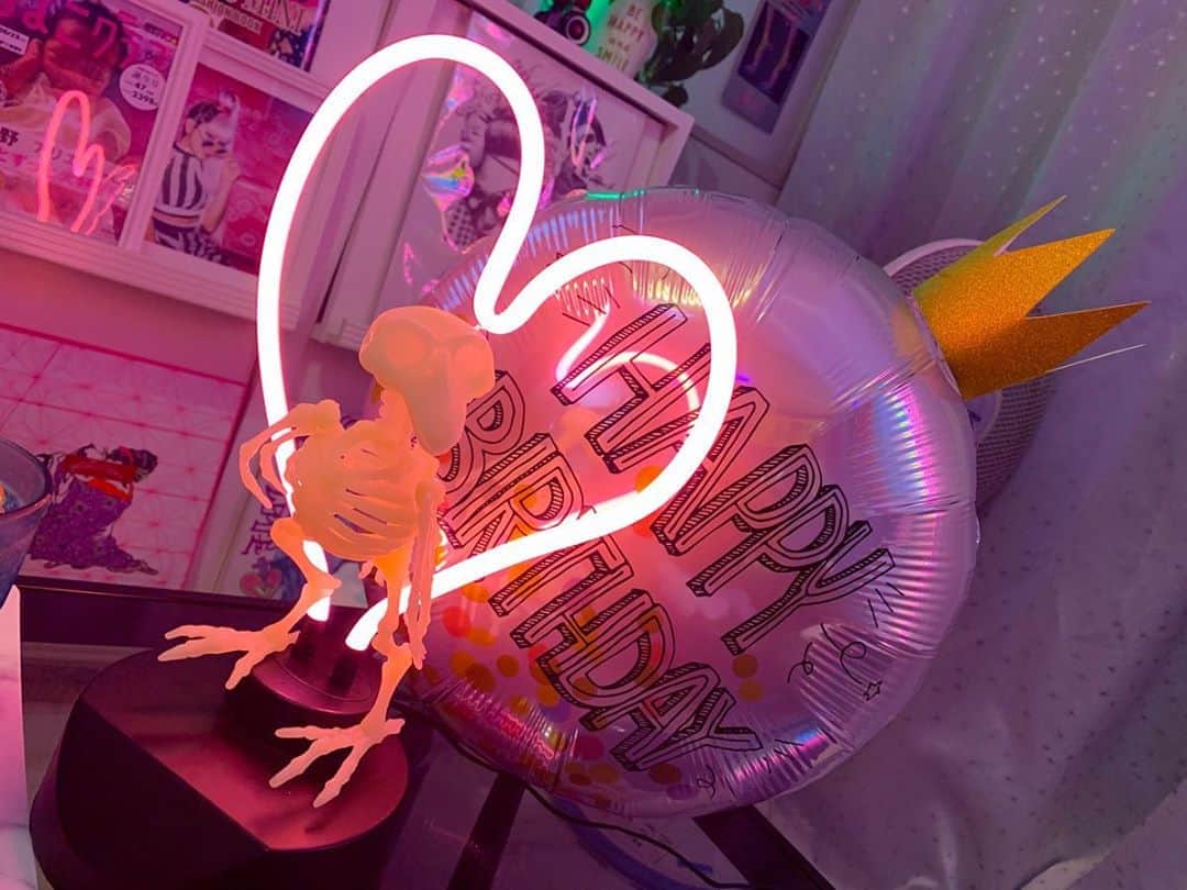 のインスタグラム：「MY HASBAND BIRTHDAY🎂🙌🏾✨ ちょっと前に旦那の誕生日だった‼︎ アリエルがこれでもかっ‼️ってくらい準備する時ギャン泣きで🥶😭 あとこれとこれとこれやらなきゃいけない‼︎ けど、あと3時間しかない‼︎2時間しかないっ‼︎って心の中で焦って泣き叫びながら準備したBirthday😂🙌🏾🎂 でも、色々たくさん喜んでくれて良かった😊💘 これから毎年毎年大きくなっていくアリエルと共にどんなお祝いしていこーかな👶🏽💓🎂 永遠にお楽しみにね🌼😛 #myhusbandbirthday #myhome #birthdayparty」