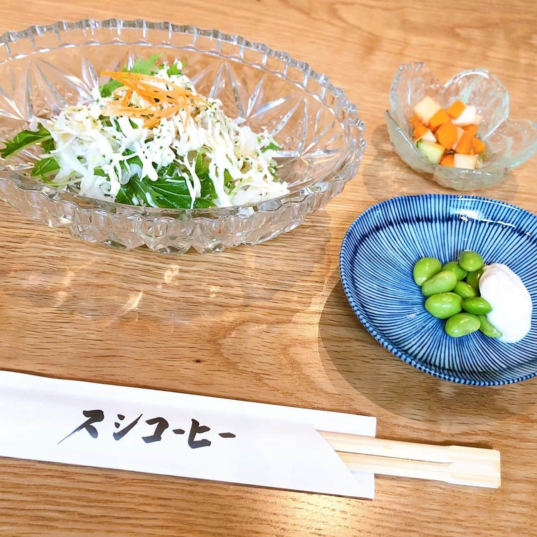 しよりさんのインスタグラム写真 - (しよりInstagram)「スシコーヒーでランチ🍣  めちゃくちゃ美味しかった〜！  ご飯が真っ白な酢飯じゃないのを 初めて見たのでめっちゃ新鮮でした☺️☺️  ぺろっと食べちゃったから 今度夜も行ってみたいなぁ！！  最後に出してくれるカフェラテも めっちゃ美味しかったです🥰  .  #最後真顔映り込んでるのこわいね　#sushi #スシコーヒー #グルメスタグラム #グルメ女子　#foodstagram #南堀江#堀江ランチ#堀江カフェ#大阪寿司#江戸前鮨#心斎橋ランチ#心斎橋カフェ#大阪カフェ#関西カフェ#カフェ巡り#カフェ活##오사카카페#오사카여행#カフェタイム#カフェ」9月18日 0時03分 - shiyooori