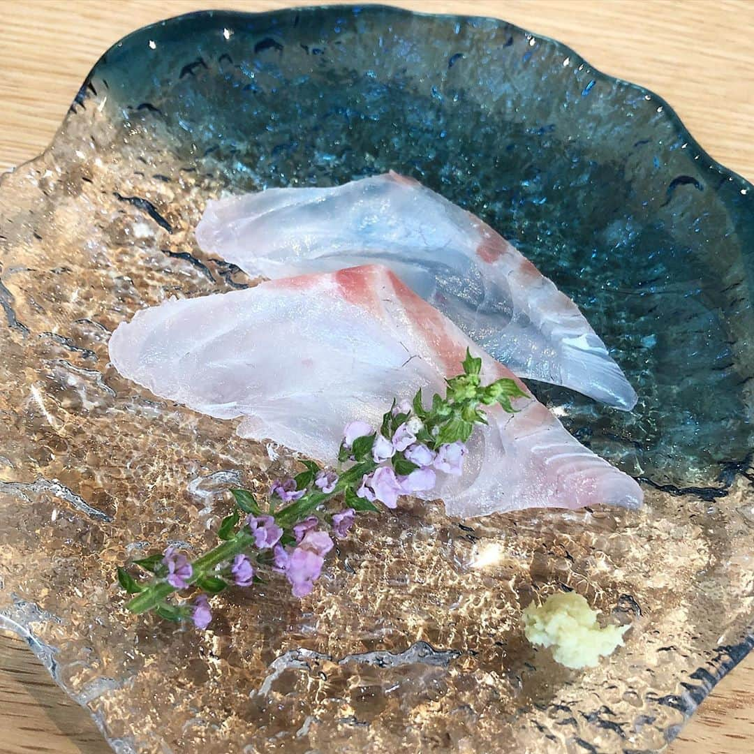 しよりさんのインスタグラム写真 - (しよりInstagram)「スシコーヒーでランチ🍣  めちゃくちゃ美味しかった〜！  ご飯が真っ白な酢飯じゃないのを 初めて見たのでめっちゃ新鮮でした☺️☺️  ぺろっと食べちゃったから 今度夜も行ってみたいなぁ！！  最後に出してくれるカフェラテも めっちゃ美味しかったです🥰  .  #最後真顔映り込んでるのこわいね　#sushi #スシコーヒー #グルメスタグラム #グルメ女子　#foodstagram #南堀江#堀江ランチ#堀江カフェ#大阪寿司#江戸前鮨#心斎橋ランチ#心斎橋カフェ#大阪カフェ#関西カフェ#カフェ巡り#カフェ活##오사카카페#오사카여행#カフェタイム#カフェ」9月18日 0時03分 - shiyooori