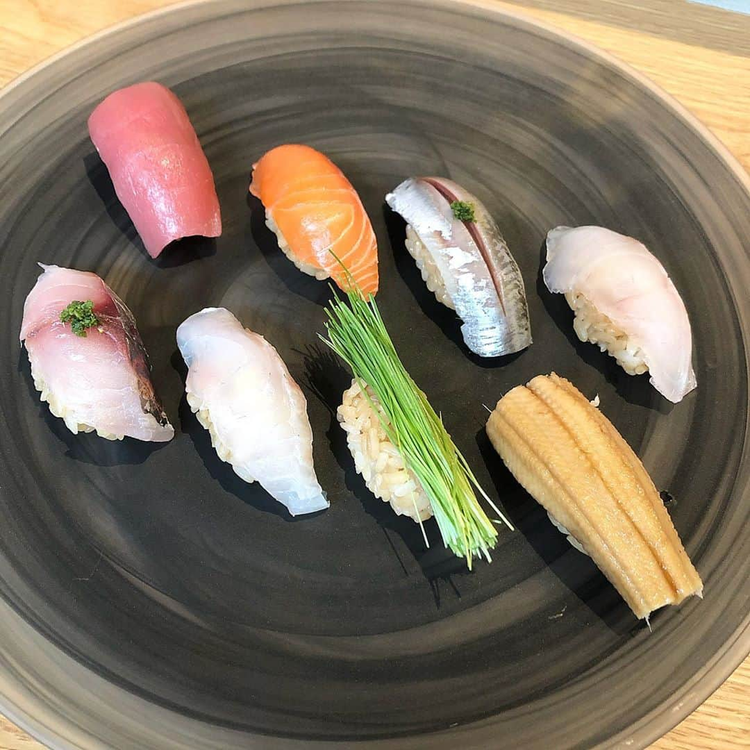 しよりさんのインスタグラム写真 - (しよりInstagram)「スシコーヒーでランチ🍣  めちゃくちゃ美味しかった〜！  ご飯が真っ白な酢飯じゃないのを 初めて見たのでめっちゃ新鮮でした☺️☺️  ぺろっと食べちゃったから 今度夜も行ってみたいなぁ！！  最後に出してくれるカフェラテも めっちゃ美味しかったです🥰  .  #最後真顔映り込んでるのこわいね　#sushi #スシコーヒー #グルメスタグラム #グルメ女子　#foodstagram #南堀江#堀江ランチ#堀江カフェ#大阪寿司#江戸前鮨#心斎橋ランチ#心斎橋カフェ#大阪カフェ#関西カフェ#カフェ巡り#カフェ活##오사카카페#오사카여행#カフェタイム#カフェ」9月18日 0時03分 - shiyooori