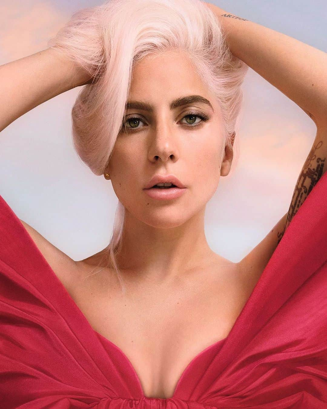 Valentinoさんのインスタグラム写真 - (ValentinoInstagram)「VOCE VIVA: My voice, my strength.  A symbol of individuality and force, @ladygaga is the face of Valentino’s newest fragrance VOCE VIVA.   @valentino.beauty  #ValentinoVoceViva」9月18日 0時05分 - maisonvalentino