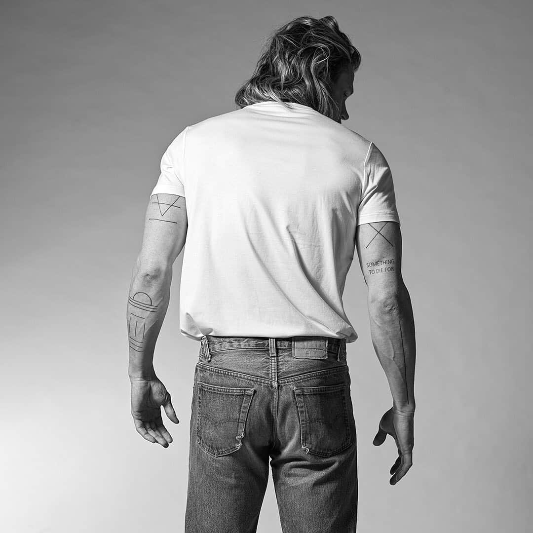 レステロッズのインスタグラム：「New style in our basic sortiment. Resteröds Bamboo-viscose/organic cotton round neck Tee. Available in Black, White, Grey melange, Army and Navy. #resteröds #wecallittimeless」