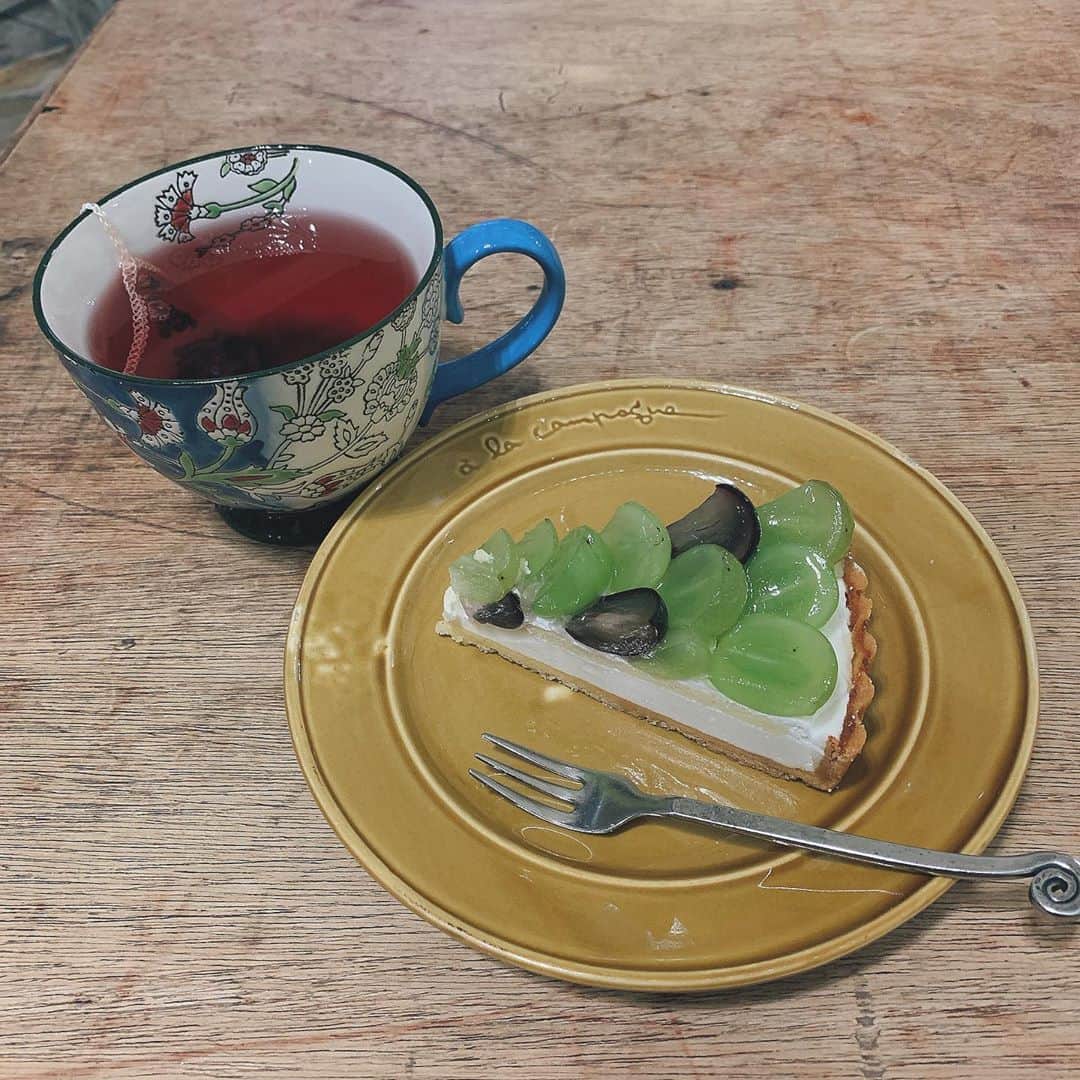 のインスタグラム：「アラカンパーニュのシャインマスカットのタルト💓  みずみずしい(T . T) っていうかほぼソールドアウトで このタルトとフルーツタルトしか残ってなかったww ケーキだいすき(T . T)  #ケーキ #アラカンパーニュ #シャインマスカット #果物　#フルーツ　#cake #cafe #カフェ」