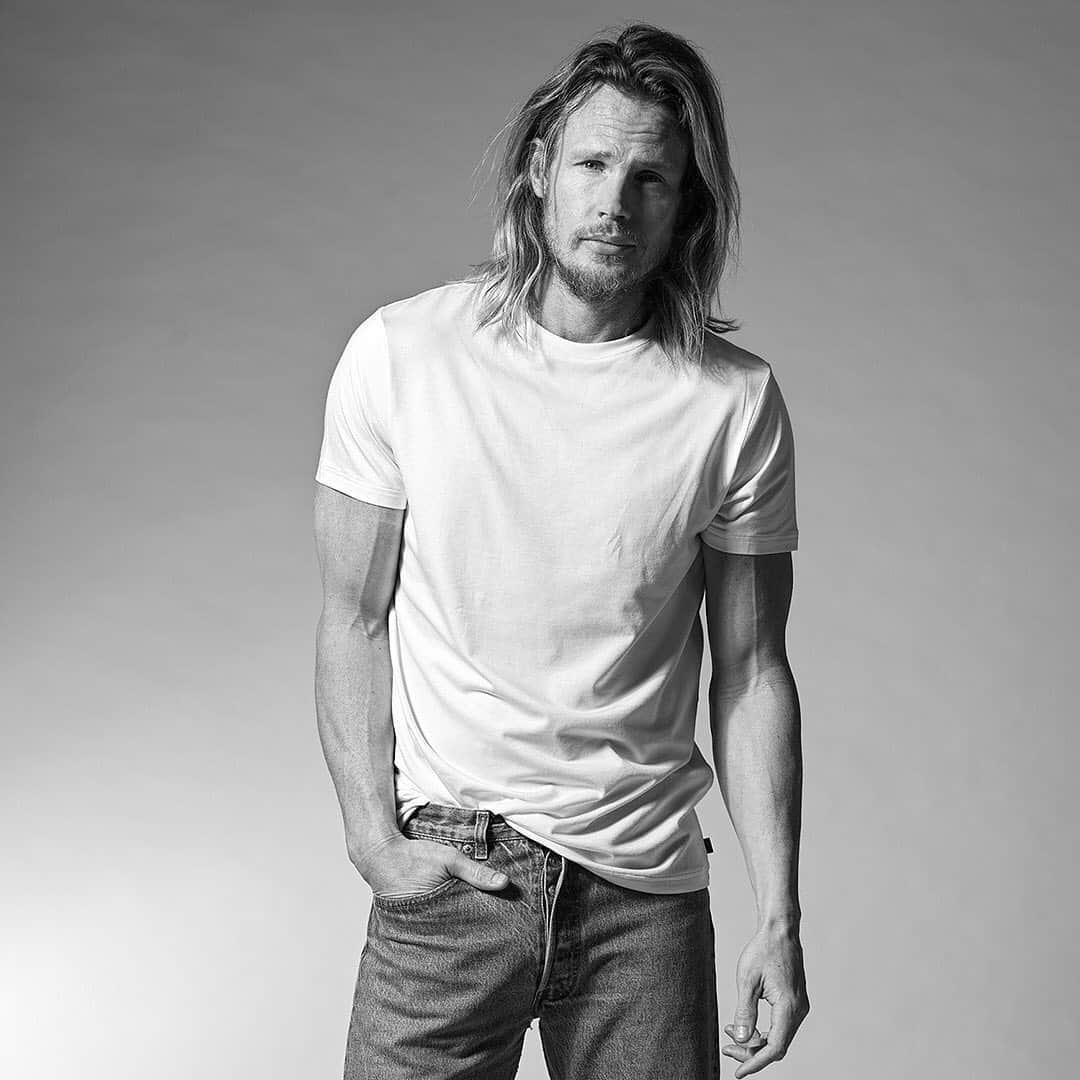 レステロッズのインスタグラム：「New style in our basic sortiment. Resteröds Bamboo-viscose/organic cotton round neck Tee. Available in Black, White, Grey melange, Army and Navy. #resteröds #wecallittimeless」