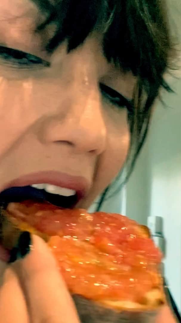 デイジー・ロウのインスタグラム：「Mr @jsburke & I have decided to share with you some of our favourite recipes with a side of stupid banter... please feel free to cook along, chime in with any recipe ideas & let us know how you feel about the ones you try out! massive apologies for my horrendous camera work. Massive love to you and all your bellies x」