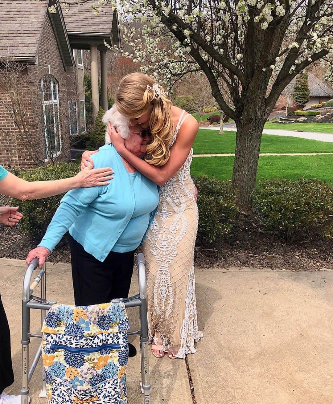 のインスタグラム：「I wish I could hug you forever, Nannie. Words can’t describe how much i’ll miss you. I hope you and Nana are having a tea party in heaven. I love you forever ❤️👼🏼」