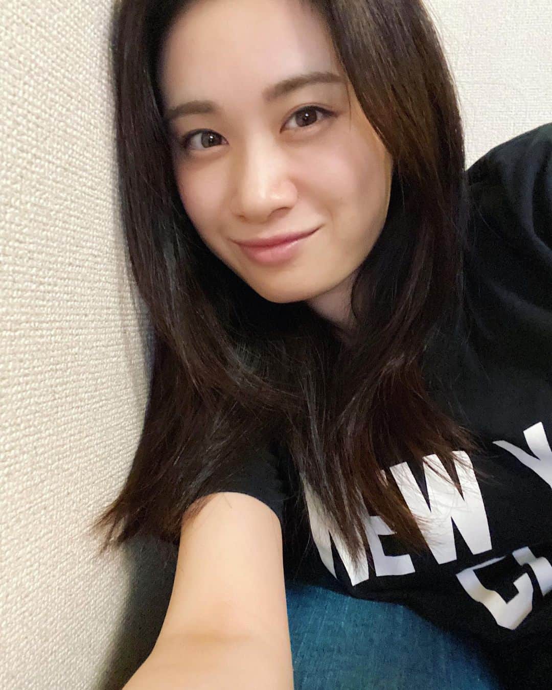 鈴木芳奈のインスタグラム：「本当に久々に親友ちゃんとゆっくりした時間を。 こんなにお互いを共有できるなんて、思わなかった。 出会えて良かった。 あなたがいなかったら、今の私はいないよ。 鈴虫の鳴き声を感じながら、隣で仮眠中の親友ちゃんを感じながら、生きてさえいれば、苦しいこともあるけど心が温かくなるときも必ずあるね。 オフな私📷 パワーチャージだ🤩🤩🤩 おやすみ #gm#loveyou#bestfriend」