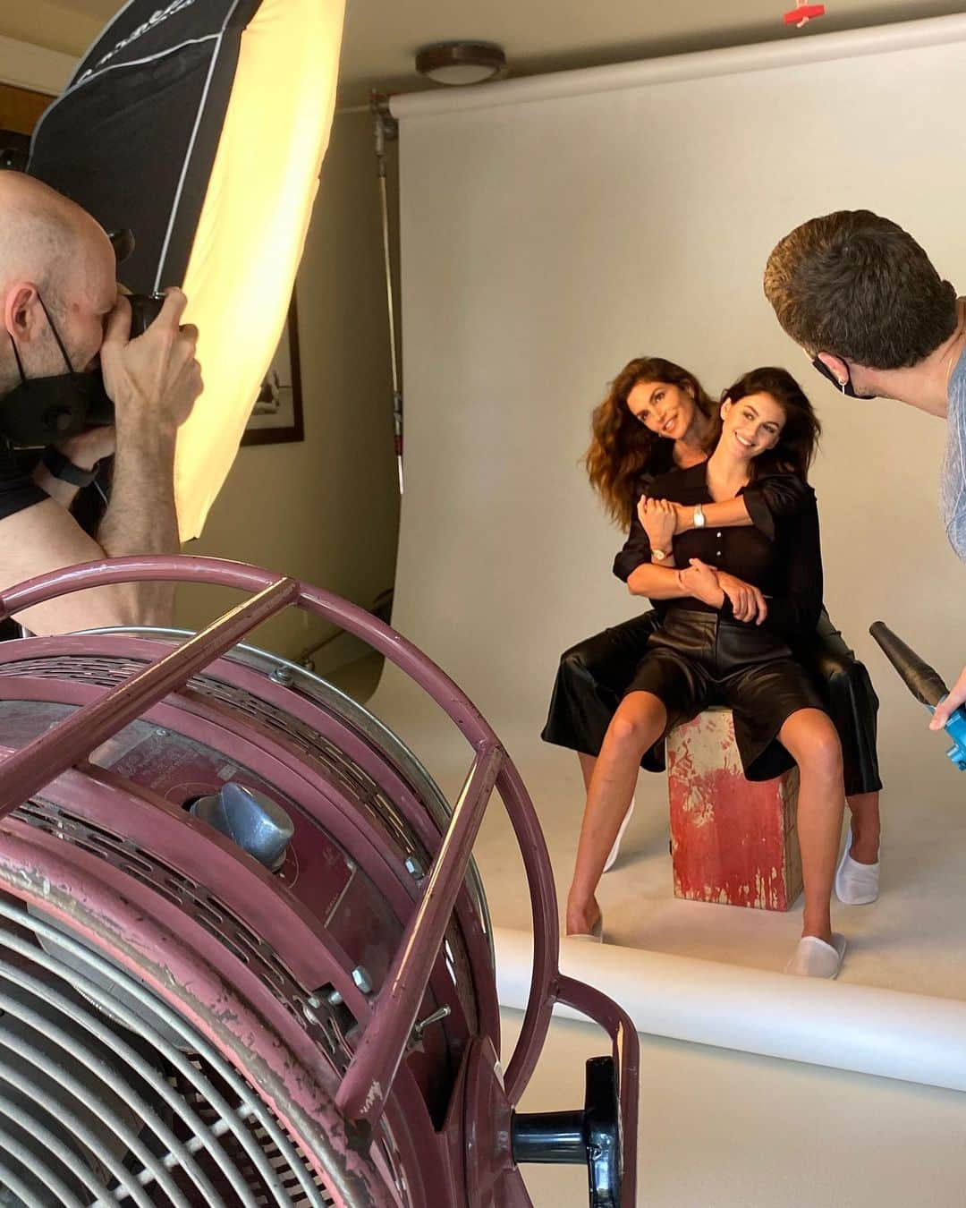 シンディ・クロフォードさんのインスタグラム写真 - (シンディ・クロフォードInstagram)「When your garage is converted into a studio, WFH takes on a whole new meaning!  On set with my favorite model @kaiagerber and #normanjeanroy for @omega ❤️」9月18日 0時19分 - cindycrawford