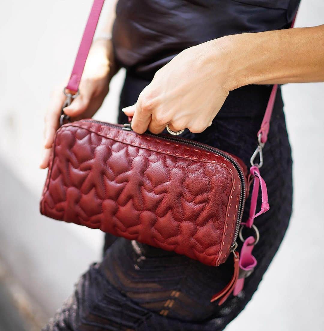 エンリーベグリンさんのインスタグラム写真 - (エンリーベグリンInstagram)「My bag in one hand. Confidence in the other.  #handmade#henrybeguelin#minibag#leather#bag#chianti#color#specialgifts#box#s#logo#omino#」9月18日 0時20分 - henrybeguelin_official