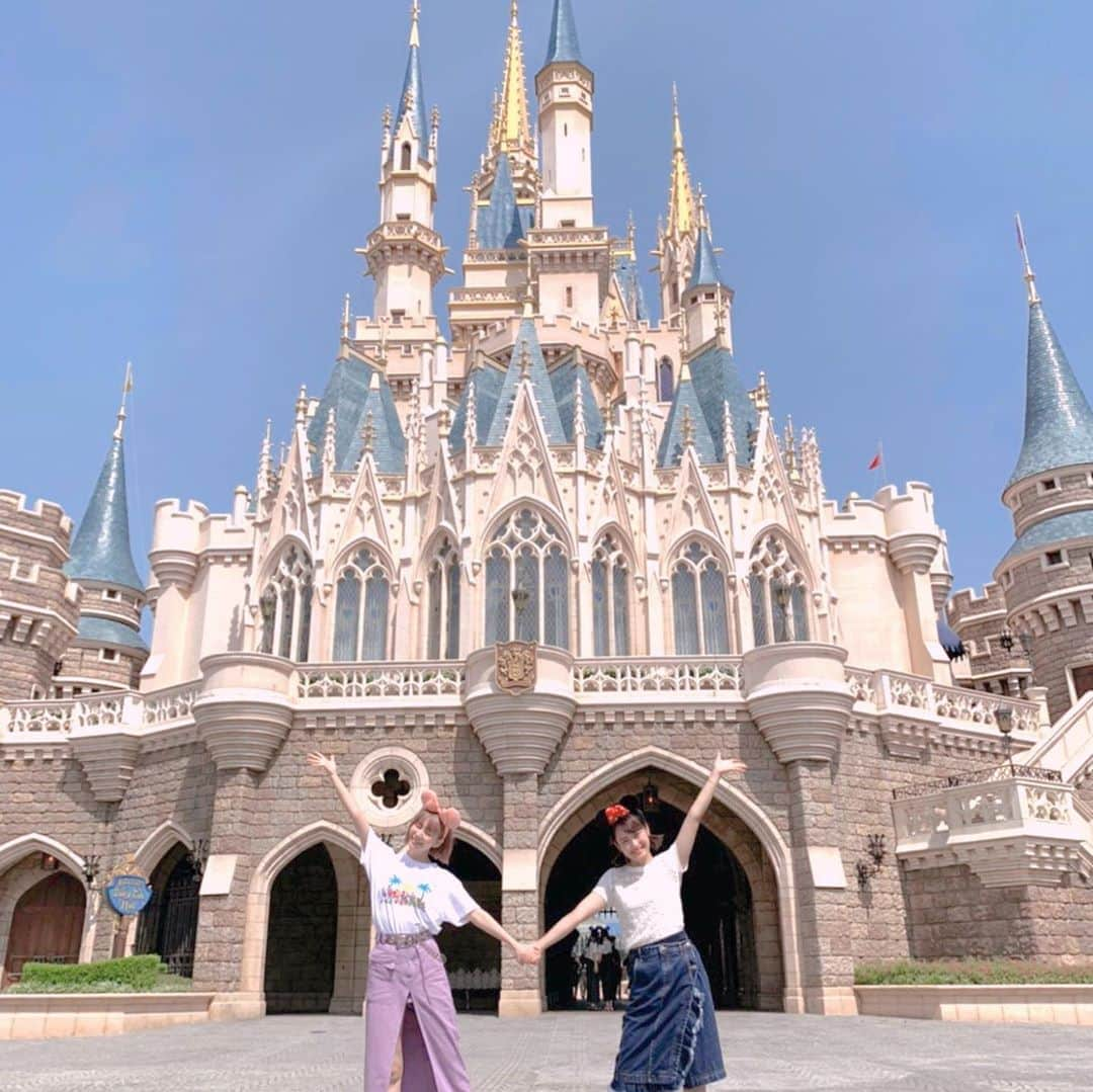 下垣真香さんのインスタグラム写真 - (下垣真香Instagram)「𓂃﻿ ソーシャルディスタンスで夢の国へ🐭❤︎﻿ お相手はやっぱりこの方…💓﻿ @chapon_930  ﻿ カメラを持ったキャストさんに声掛けたら﻿ 素敵な写真をいっぱい撮ってくれるのでオススメ✨﻿ ﻿ 載せたい写真たくさんあるのでまだまだ更新続きます ❤︎﻿ ﻿ ﻿ #東京ディズニーランド #ディズニー #夢の国 #ソーシャルディスタンス #tokyodisneyland #disney #socialdistance」9月18日 0時23分 - madoka_shimogaki