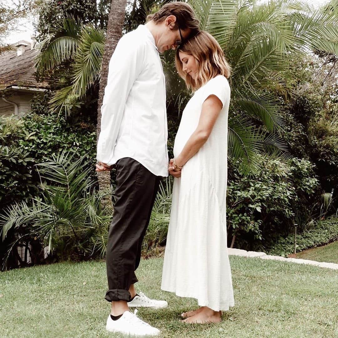 People Magazineさんのインスタグラム写真 - (People MagazineInstagram)「Ashley Tisdale is going to be a mom! 🍼 She and husband Christopher French are expecting their first child together. ❤️ Tap the bio link for more sweet details. #Regram @ashleytisdale」9月18日 0時25分 - people