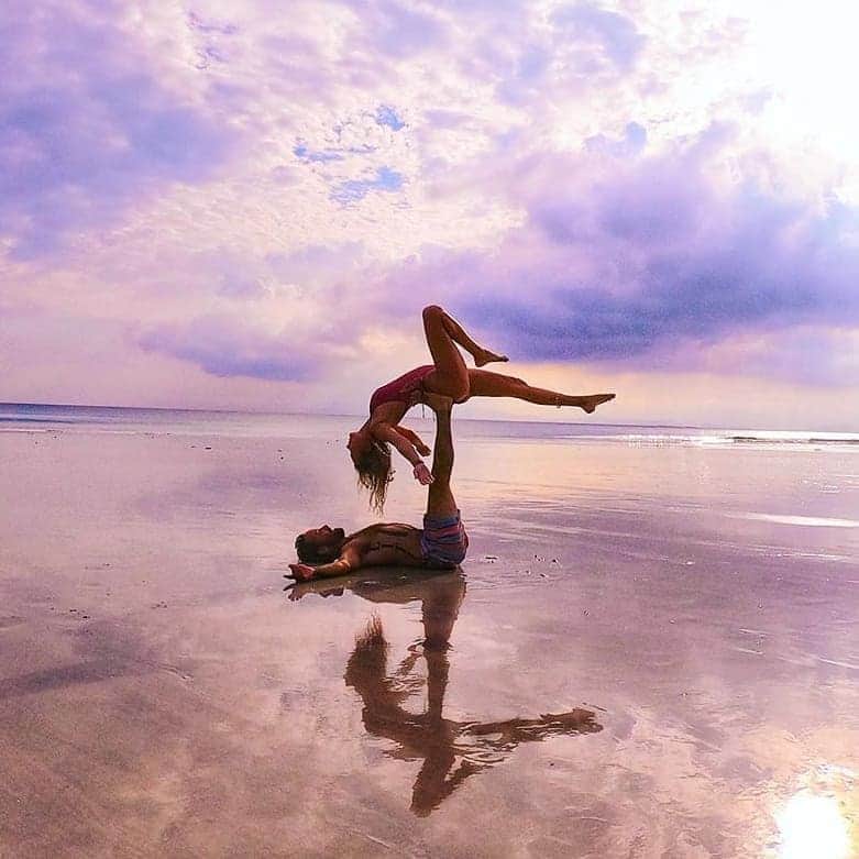 アリサ・ラモスのインスタグラム：「Happy Birthday to my babe @ebenorozyoga, the only guy who has ever been able to keep up with my crazy, chaotic, epic travel lifestyle, while also loving the sh*t out of me nonstop! 😂 . In the last 1.5 years together, we have been to 13 countries, lived together abroad for the last 7 months, OH AND went through one of the World's strictest home confinements together in Spain for 3 months (anyone recognize the last pic?)! . The most impressive thing about him is that travel isn't even his passion (he's not a blogger or photographer, he's a meditation teacher!), but he moved his entire career online, and  follows my crazy booty all over the world, just to make our relationship work!  . So grateful to have him in my life, completing my little family, and giving me a full time best friend to play with! . Please help me wish him a happy bday today!!! 💖 . (PS in case you're wondering how we met: we knew of each other in middle school, somehow randomly chatted in our 20's abt a book I wrote abt lucid dreaming, then 2 years ago he was IN my dream so I contacted him to tell him and get a drink, and it had turned out he had moved to LA, and only 10 mins from where I had JUST moved back to! The rest is history!) . . . #travelcouplegoals #couplegoals #happybirthday #andamanislands #thailand #mexico #mylifesatravelmovie #casaquarantina #gltlove」