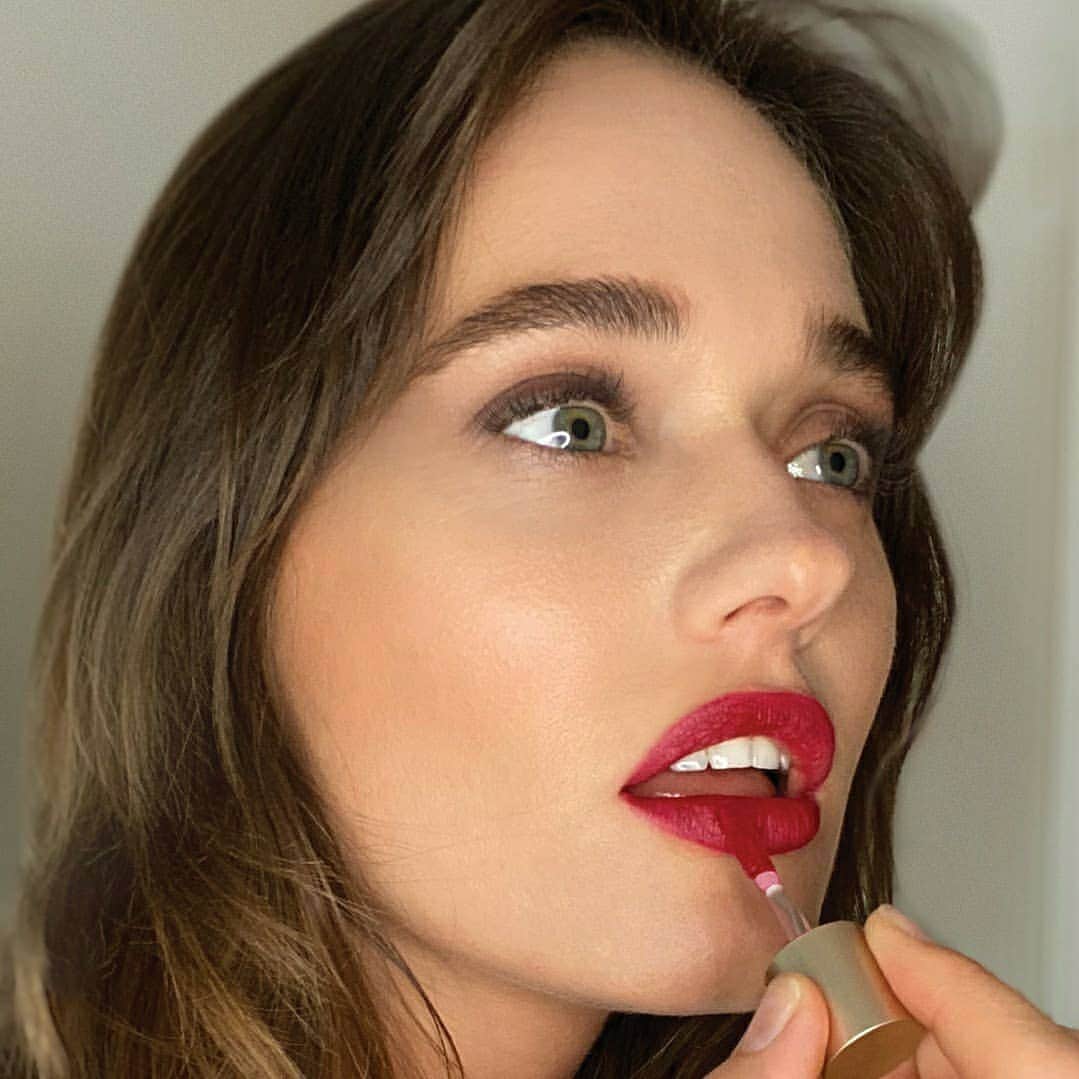 ジェーン・アイルデールのインスタグラム：「マスクをしてても落ちにくく、マスクを外しても美しい、「ビヨンドマット」からリップステインが新登場！﻿ ﻿ ひと塗りで高発色、マットな仕上がりのリキッドルージュ。﻿ みずみずしいテクスチャーながら、すぐにフィックス。﻿ 唇を染めるように彩り、滲むことなく、マスクへの色移りも気になりません。﻿ ﻿ 今だけの特別キットもございます♡﻿」