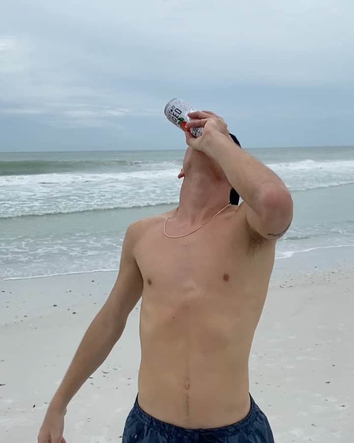 ジェイク・イラーディのインスタグラム：「1st time Surfing!!!  @rockstarenergy  #rockstarenergy」
