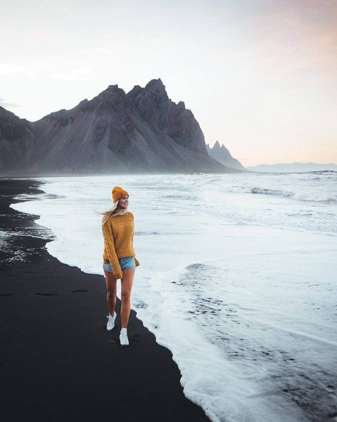 Discover Earthさんのインスタグラム写真 - (Discover EarthInstagram)「Who would like to go visit iceland ? ✋ " Oh Iceland, dear home, a place that turns the prosaic into the extraordinary. A dip in a pool becomes a soak in a geothermal lagoon, a casual stroll is a trek across a glacier and a night of camping is a late night northern light show 🏕 " #discovericeland🇮🇸 with @asasteinars  #iceland #northernlights #trek」9月18日 0時30分 - discoverearth