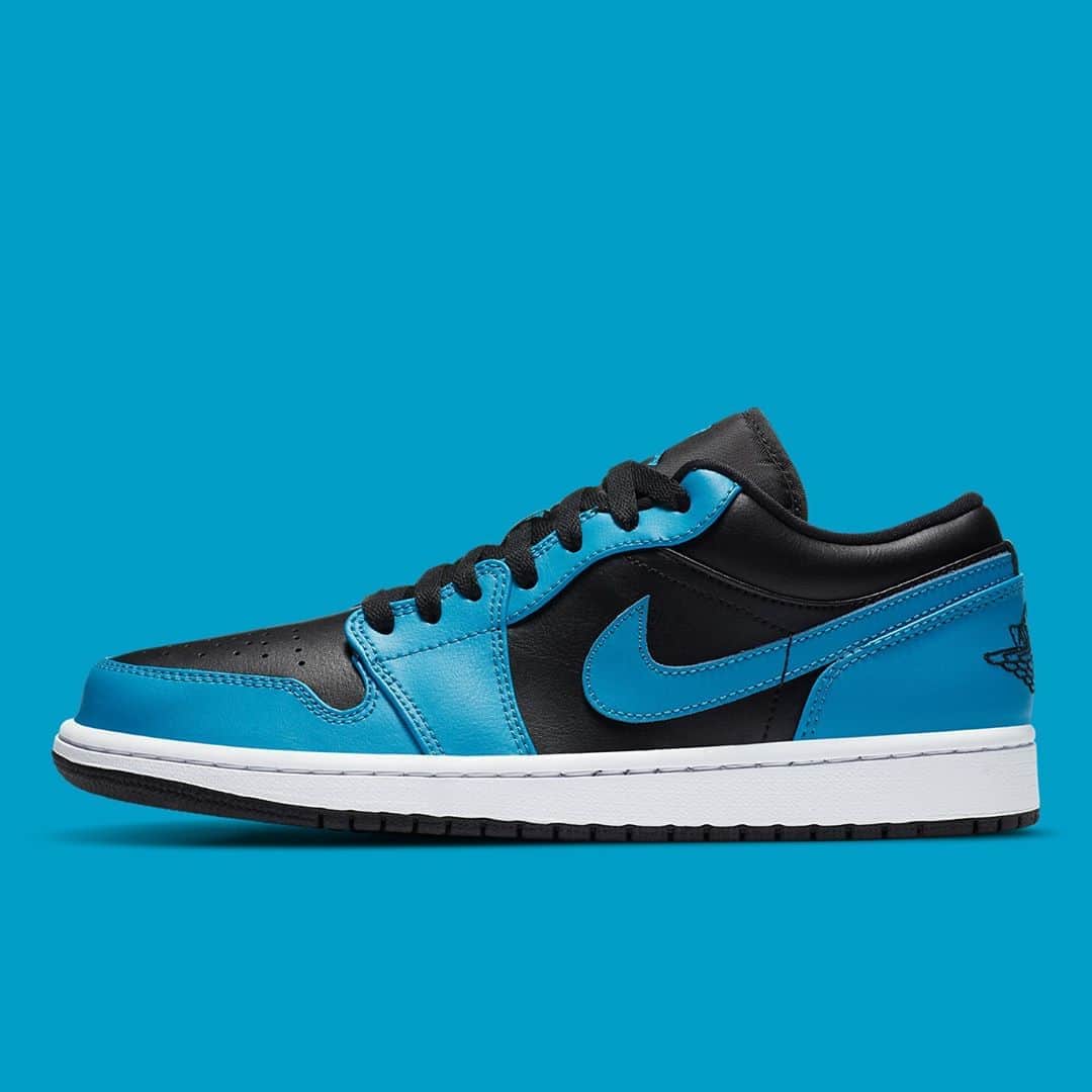 Sneaker Newsさんのインスタグラム写真 - (Sneaker NewsInstagram)「The Air Jordan 1 Low returns with a "Laser Blue" style colorway; the blue pops against the  black underlays and soles, doesn't it? Tap the link in our bio to see more.」9月18日 0時31分 - sneakernews