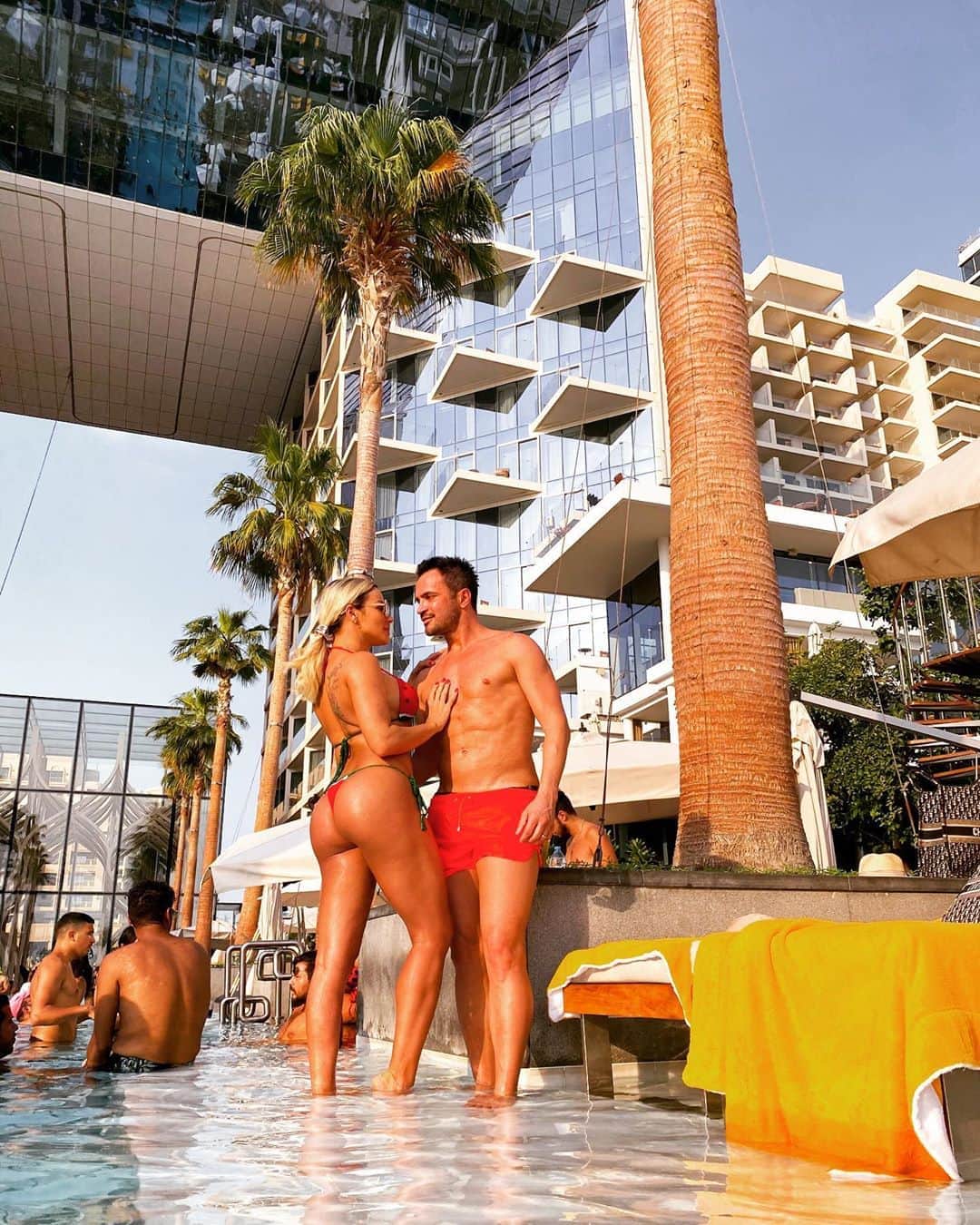 アレッサンドロ・ローザ・ヴィエイラのインスタグラム：「#TBT Do melhor hotel do mundo @fivepalmjumeirah com a melhor companhia @lilifariav ❤️ #Dubai #MyDubai   The best hotel in the world @fivepalmjumeirah ❤️✅」