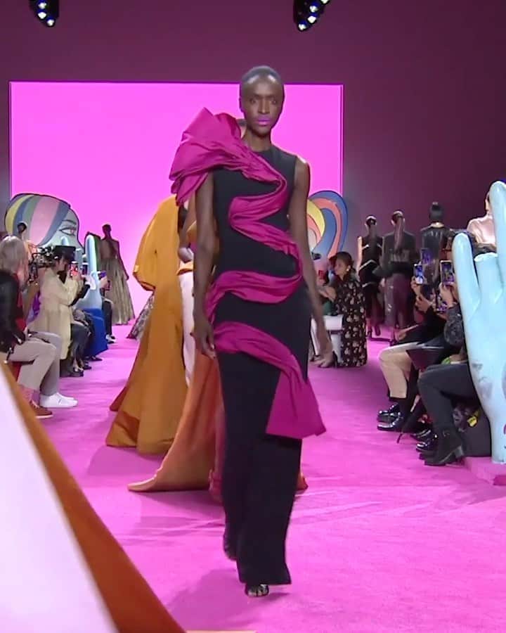 Fashion Weekのインスタグラム：「Today at 2pm EST, @csiriano closes @NYFW: The Shows with a LIVE runway presentation you don't want to miss. Set your reminder and tune in on nyfw.com  Shown, the finale walk from Christian Siriano’s February 2020 runway.」