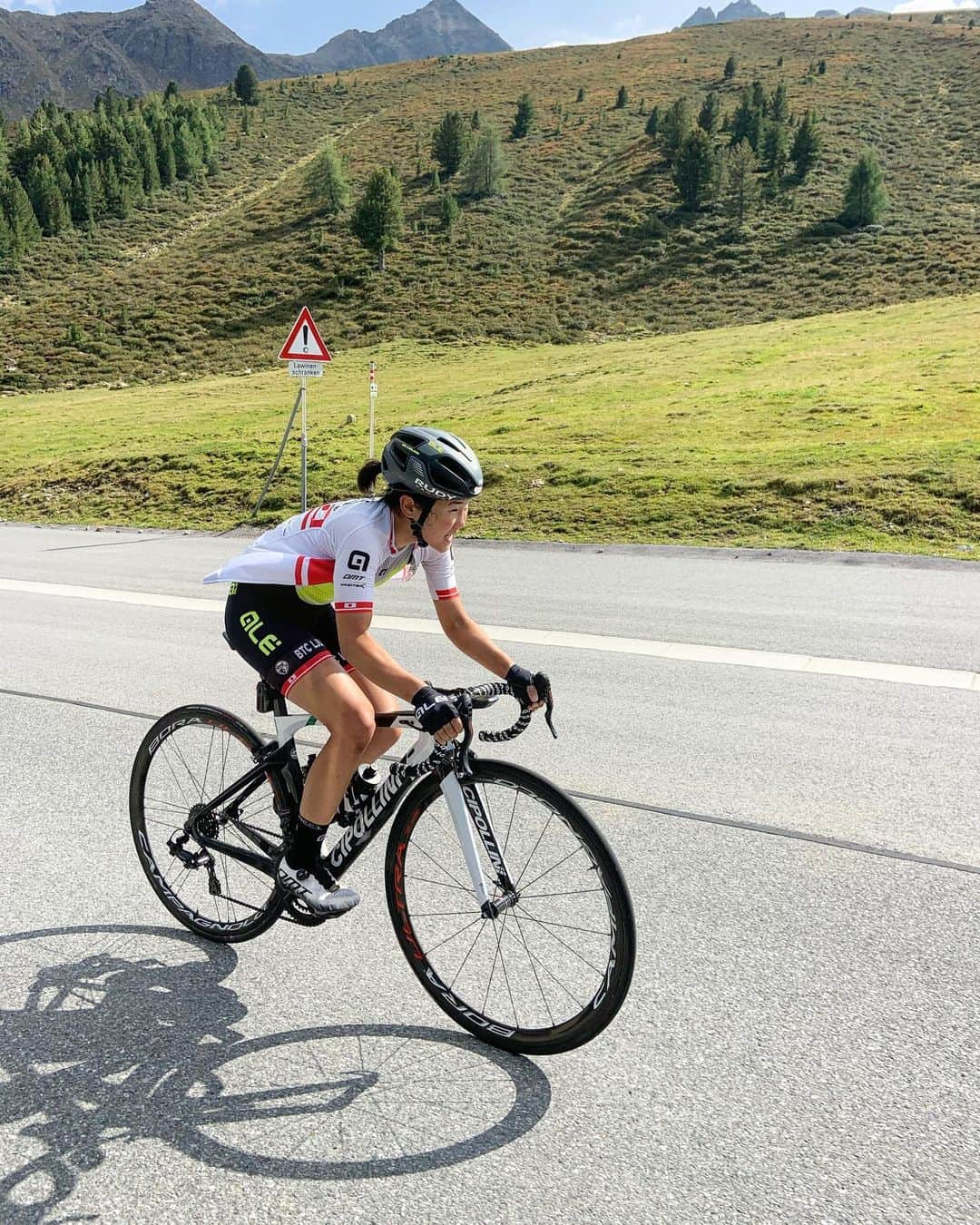 與那嶺恵理のインスタグラム：「My face is.... Suffering by interval 🤢or Desperation how far to home 😱 . . For sure both of them 😵🙄🤪 Anyway my #GiroAlone in altitude is going well 👌🏻 4days down 2days to go 🤘🏻  . . 📸: @kyosuke.takei  #今日のエリさん　#Alecycling #IamAle #cipollini #NK1K #withDMT #rudyproject #campagnolo #prologo #windtex #altitudetraining」