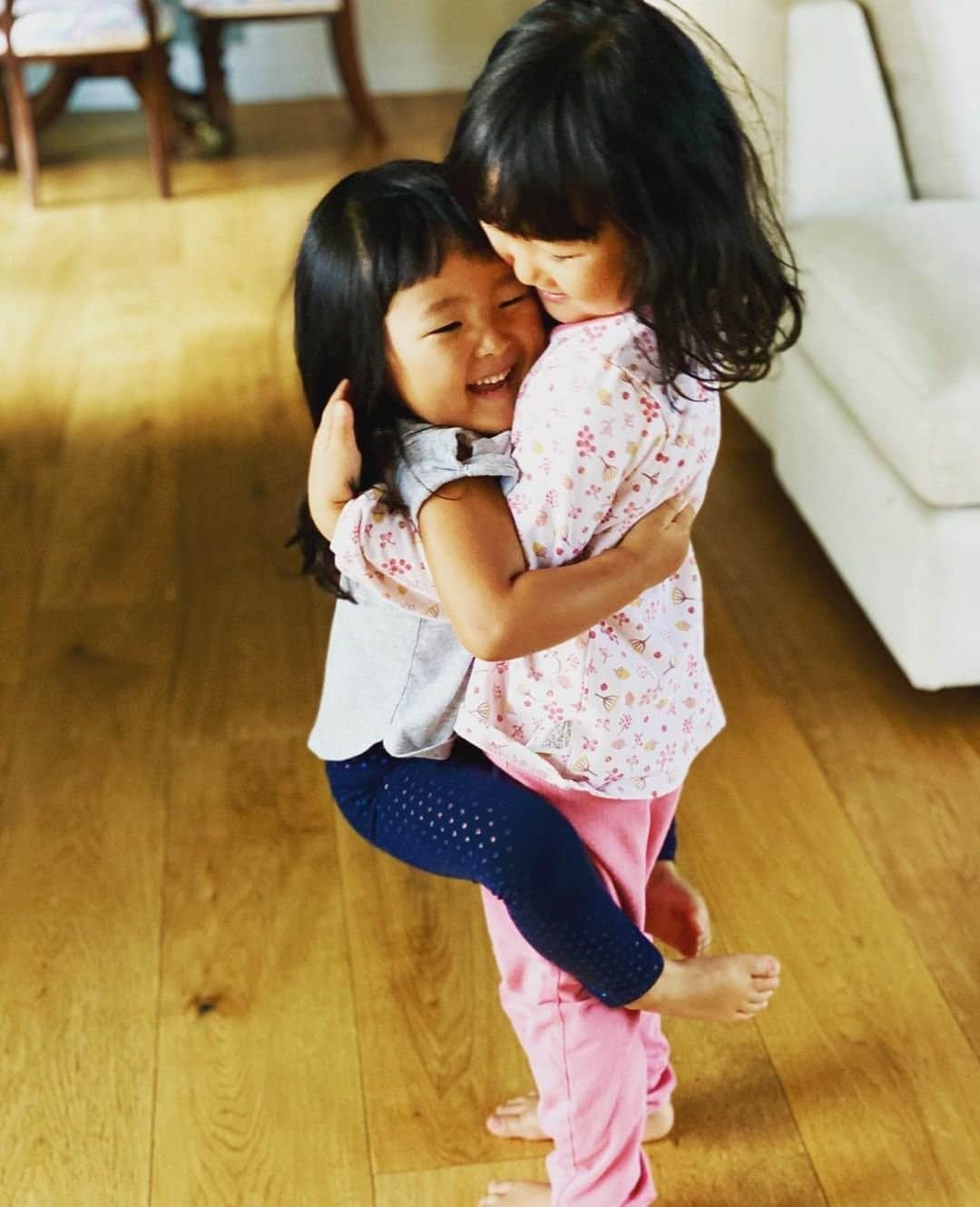 近藤麻理恵さんのインスタグラム写真 - (近藤麻理恵Instagram)「My girls. 💕 Tag your sibling to send them a hug. 🤗」9月18日 0時45分 - mariekondo