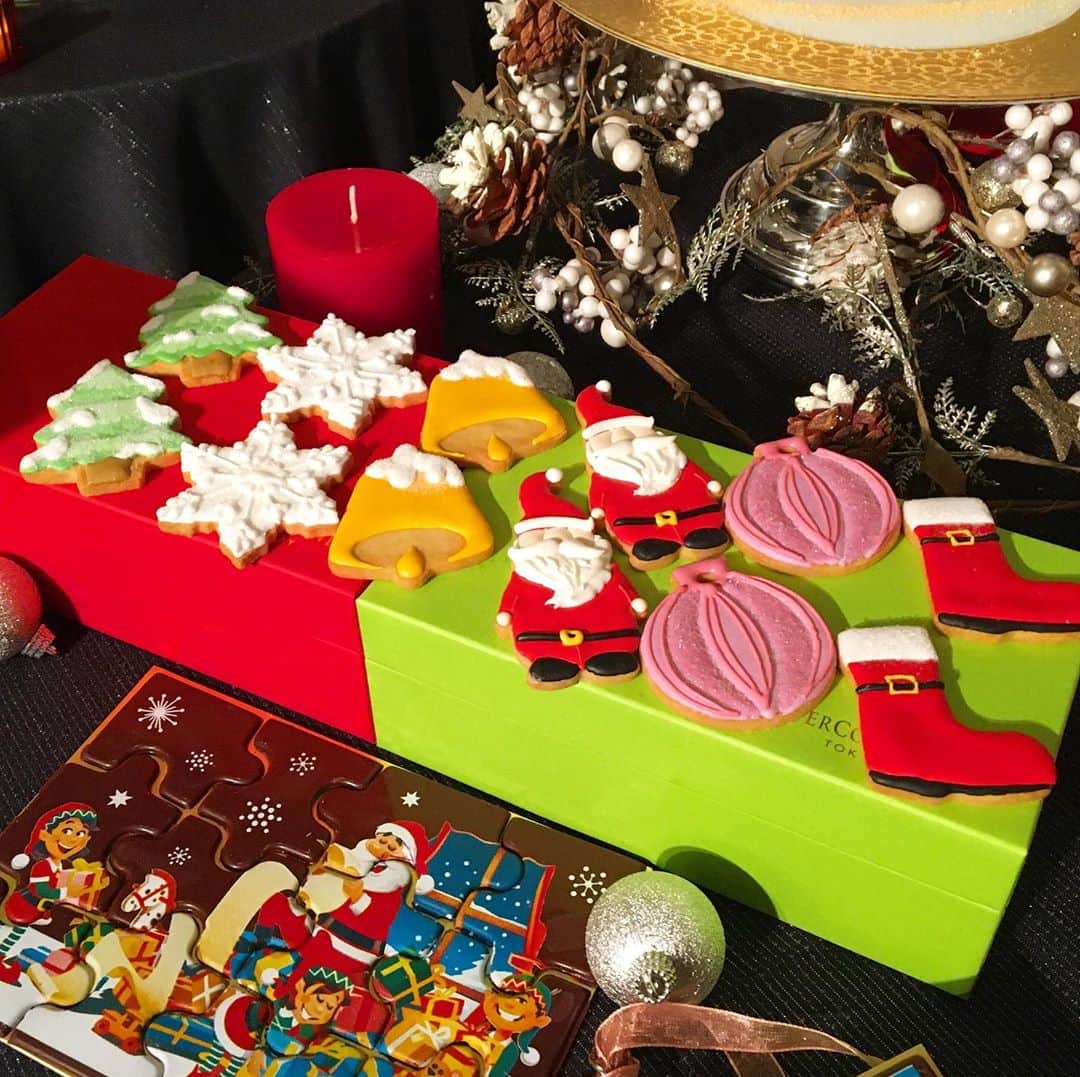 InterContinental Tokyo Bayさんのインスタグラム写真 - (InterContinental Tokyo BayInstagram)「. 本日、クリスマスケーキ&スイーツの商品発表会を実施いたしました🎄🎂  クリスマスクッキー、チョコレートボール、チョコレートパズル、シュトーレンは11月1日より販売をスタートいたします🍪🎅🧩 . クリスマスケーキのご予約は10月1日から開始いたしますので、少しずつ商品ラインナップをご紹介させていただきます🍰 . #intercontinentaltokyobay  #intercontinental  #ホテルインターコンチネンタル東京ベイ  #インターコンチネンタル東京ベイ  #NYラウンジブティック #徳永純司  #クリスマスケーキ #クリスマス #christmas #🎄 #アイシングクッキー  #シュトーレン #チョコレート細工  #サンタ #トナカイ #ニューヨークラウンジ  #チョコレートパズル #クリスマススイーツ #クリスマスツリー」9月18日 0時50分 - intercontitokyobay