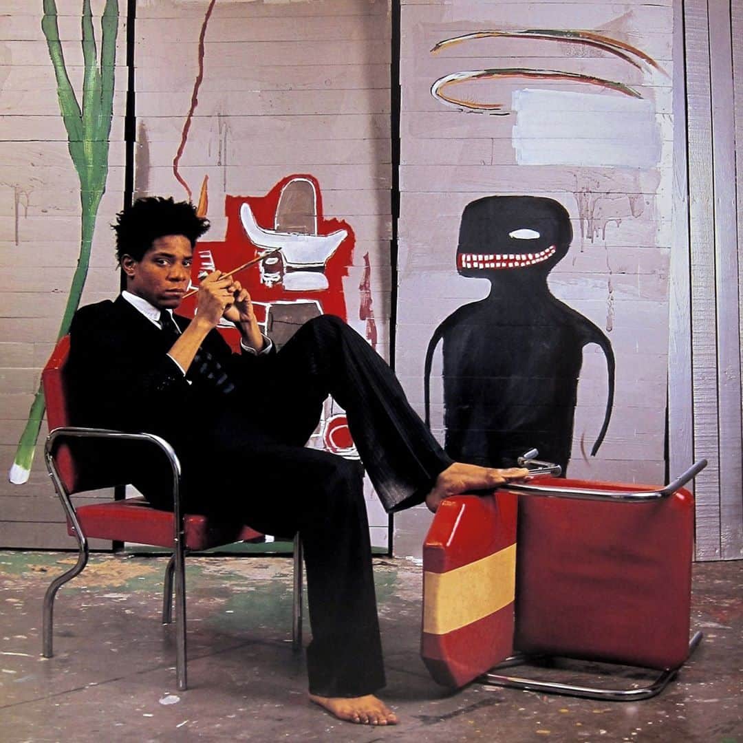 ボリオリさんのインスタグラム写真 - (ボリオリInstagram)「Jean Michel Basquiat was a pioneer of contemporary art. Basquiat's work is part of the artistic movement ‘Graffiti Art’, born around the 70s in the poor and difficult neighborhoods of the USA, in particular Brooklyn and the Bronx. The artists, young people whose identity is marked by pseudonyms, use spray paint and markers as brushes and large walls or the walls of buildings as canvases. Basquiat made graffiti recognized in the art’s world.  He began his career painting on the streets with his friend Al Diaz, under the pseudonym ‘Samo’, but shortly after he left the street and began to exhibit his paintings in the best galleries.  He made his style a legend: he painted his canvases dressed in jackets and suits .Perhaps it was because of a special nonchalance with which, returning from Studio 54 at night,  Jean-Michel Basquiat did not even bother to take off his expensive suit and began to paint like this, fully dressed, up to the sunrise. His was also a non-conformist and casual style: basically the quintessence of the eclectic and impeccable stretwear in vogue today, made of leather jackets, oversized shirts and tartan trousers.  Basquiat has become not only a myth in the world of art, but also a fashion icon, inspiring designers of all kinds with his crown-symbol, his graffiti and his style for 30 years.⁣ ⁣ ⁣  #bogliolimilano #art #graffitiart #suit  #newyork #streetart #jeanmichelbasquiat #style #usa #basquiat」9月18日 1時02分 - boglioliofficial