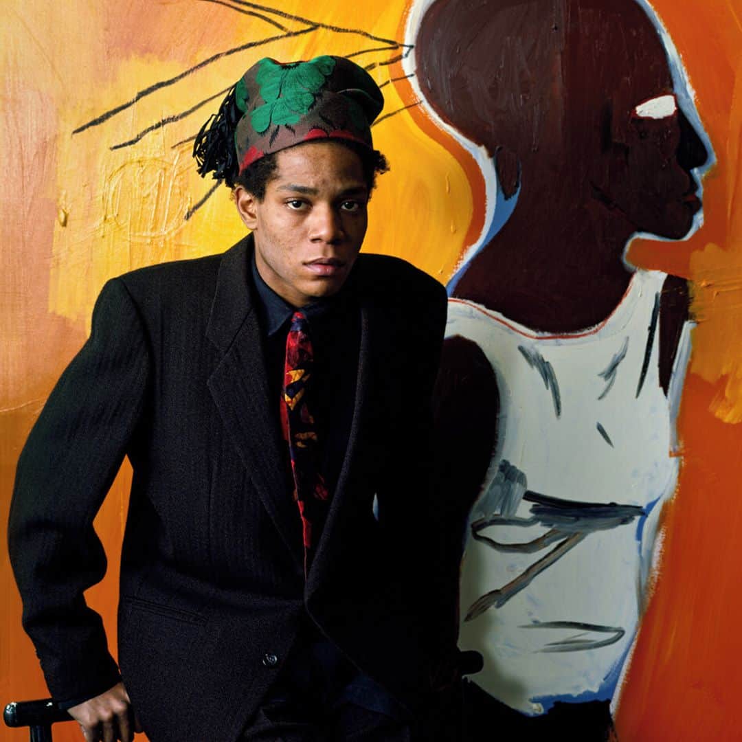 ボリオリさんのインスタグラム写真 - (ボリオリInstagram)「Jean Michel Basquiat was a pioneer of contemporary art. Basquiat's work is part of the artistic movement ‘Graffiti Art’, born around the 70s in the poor and difficult neighborhoods of the USA, in particular Brooklyn and the Bronx. The artists, young people whose identity is marked by pseudonyms, use spray paint and markers as brushes and large walls or the walls of buildings as canvases. Basquiat made graffiti recognized in the art’s world.  He began his career painting on the streets with his friend Al Diaz, under the pseudonym ‘Samo’, but shortly after he left the street and began to exhibit his paintings in the best galleries.  He made his style a legend: he painted his canvases dressed in jackets and suits .Perhaps it was because of a special nonchalance with which, returning from Studio 54 at night,  Jean-Michel Basquiat did not even bother to take off his expensive suit and began to paint like this, fully dressed, up to the sunrise. His was also a non-conformist and casual style: basically the quintessence of the eclectic and impeccable stretwear in vogue today, made of leather jackets, oversized shirts and tartan trousers.  Basquiat has become not only a myth in the world of art, but also a fashion icon, inspiring designers of all kinds with his crown-symbol, his graffiti and his style for 30 years.⁣ ⁣ ⁣  #bogliolimilano #art #graffitiart #suit  #newyork #streetart #jeanmichelbasquiat #style #usa #basquiat」9月18日 1時02分 - boglioliofficial