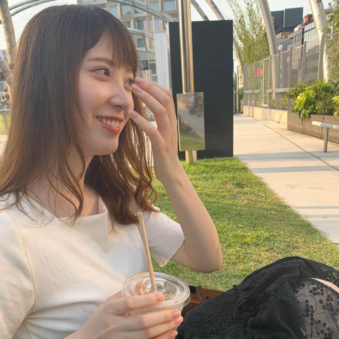 山寺花歩のインスタグラム：「・ 5コマ。  渋谷の宮下公園行ってきました〜✨  スタバ飲んだんですけど、抹茶フラペチーノ頼みたいところを減量中なのでぐっと我慢して、ソイラテにしました😌 抹茶フラペチーノ美味しいですよね、抹茶味を好きになったきっかけです🍵大学1年生の時に初めて飲んだ時、衝撃でした😂  #ミスミスター駒澤#ミスミスター#ミスコン2020#駒澤ミスコン#ミスコン#投票‬#高身長#撮影モデル募集#被写体#スタバ#スタバ好き#抹茶#渋谷#宮下公園」