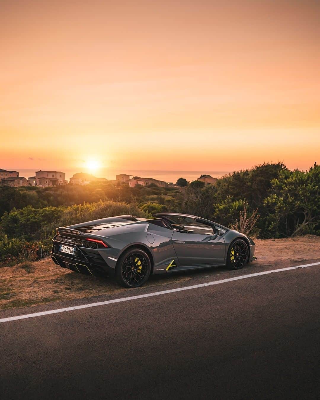 ランボルギーニさんのインスタグラム写真 - (ランボルギーニInstagram)「Perfection has many fascinating shades, just like Huracán EVO RWD Spyder. Can you guess the color of our amazing Super Sports Car?  Captured by @carswithluke    #Lamborghini #HuracanEVORWDSpyder #GuessTheColor #RewindToRWD」9月18日 1時00分 - lamborghini