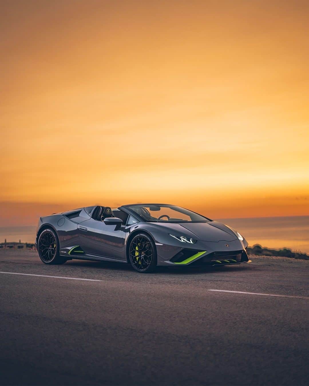 ランボルギーニのインスタグラム：「Perfection has many fascinating shades, just like Huracán EVO RWD Spyder. Can you guess the color of our amazing Super Sports Car?  Captured by @carswithluke    #Lamborghini #HuracanEVORWDSpyder #GuessTheColor #RewindToRWD」