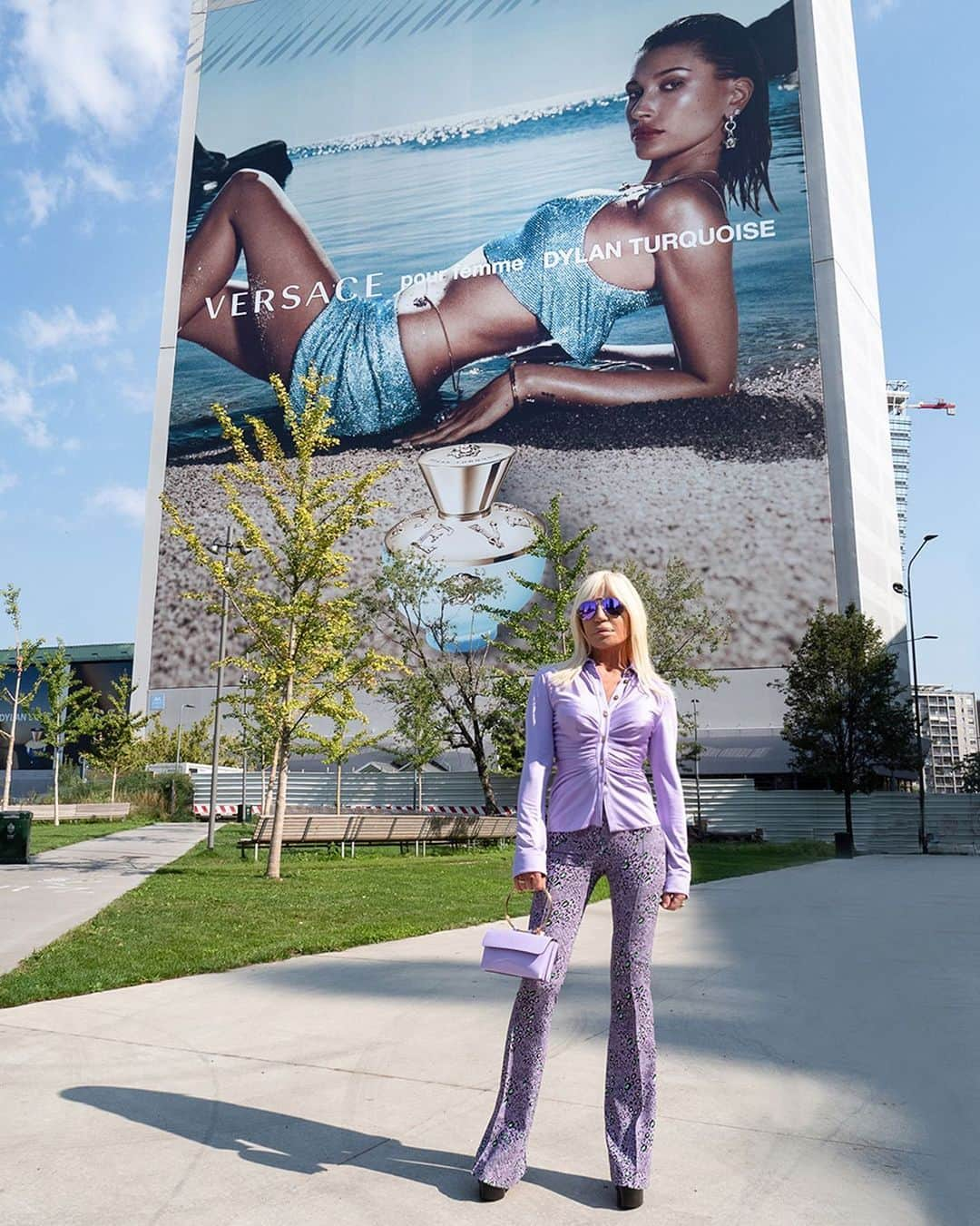 ドナテラ・ヴェルサーチさんのインスタグラム写真 - (ドナテラ・ヴェルサーチInstagram)「Well hello @haileybieber !!!! The GIGANTIC billboard outside my office is gorgeous covered in the new Versace Dylan Turquoise campaign 🐚」9月18日 1時00分 - donatella_versace