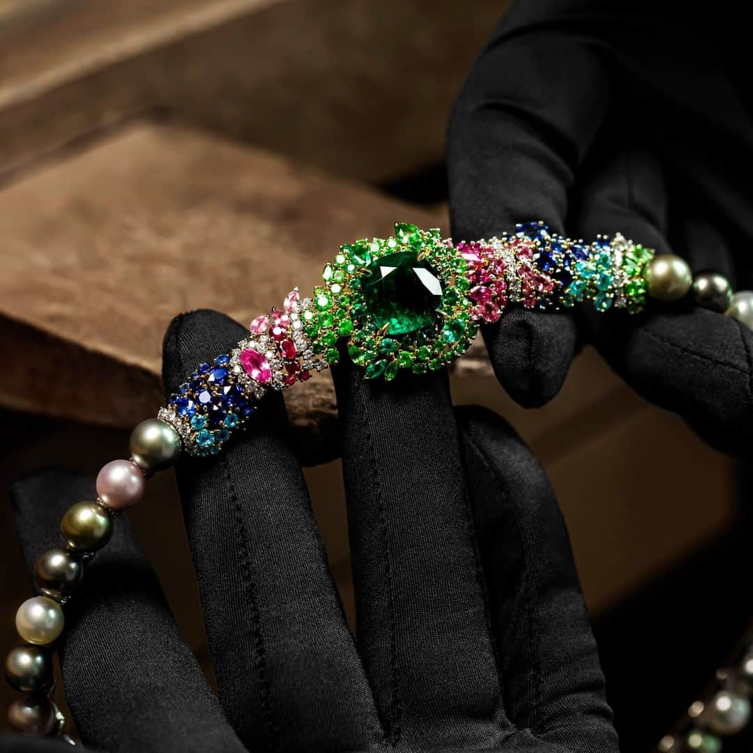 クリスチャンディオールさんのインスタグラム写真 - (クリスチャンディオールInstagram)「Pearls in unexpected hues provide an aesthetically compelling accent to the #DiorHauteJoaillerie 'Tie & Dior' collection by @VictoiredeCastellane. Often set off-center, their lustrous appearance introduces a visually silken texture. Pink, golden, pistachio and aubergine pearls are reflected in the shine and depth of green emeralds, in the shades of blue in sapphires and in the intensity of grey spinels.  © @PolBaril」9月18日 1時00分 - dior