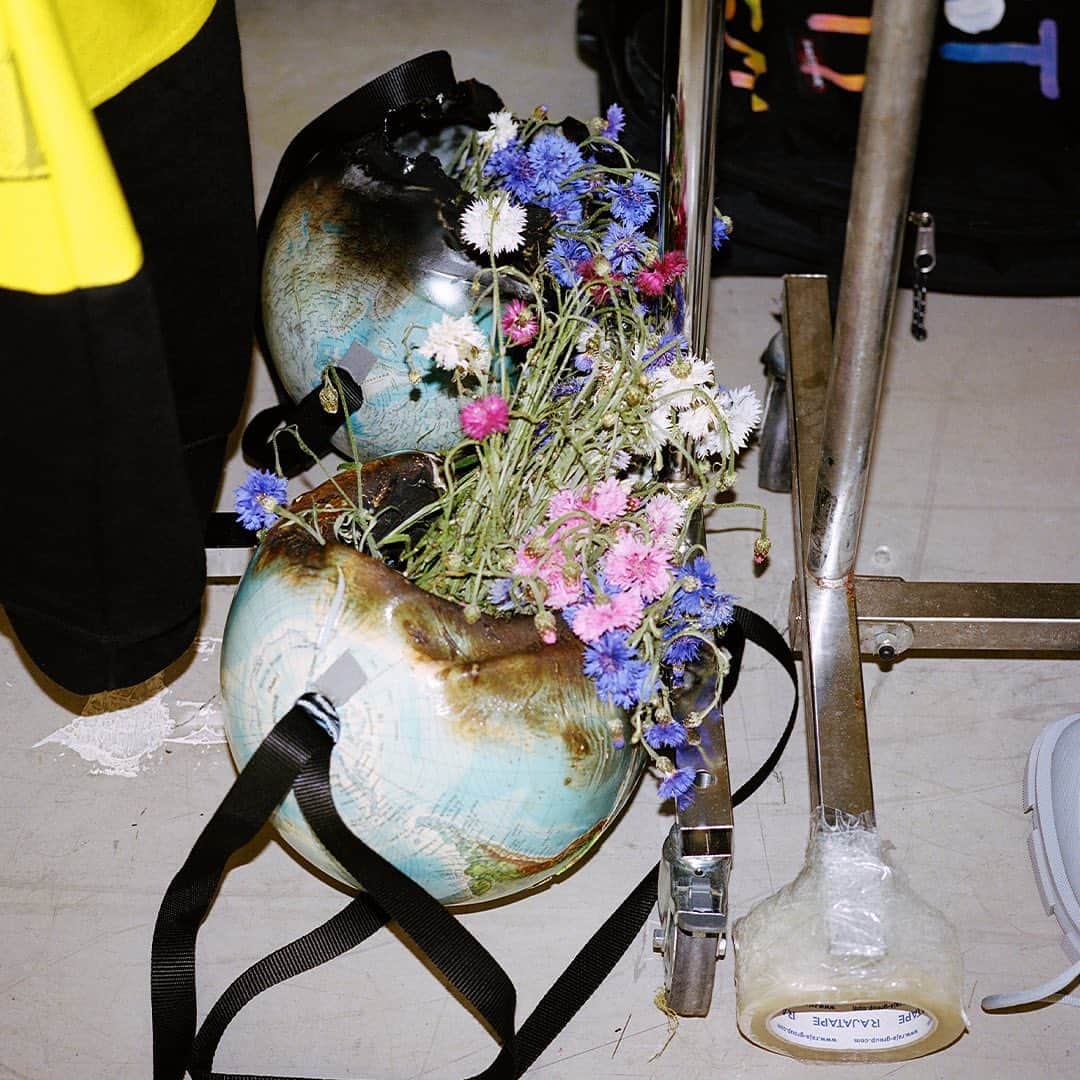 アンドレアクルーズのインスタグラム：「Many items found around us can be reused. Here is a childhood globe that was burnt to make an it bag. Sad but so contemporary!   Flowers are growing out of the black hole. Let’s keep hope and wear a better world! 💚🌍💚  #andreacrewsarchives #contemporaryart #newlife #flowersarelife #rebirth #upcycling #fashionfuture #fashionrevolution #thinkgreen #newworld #sustainablefashion」