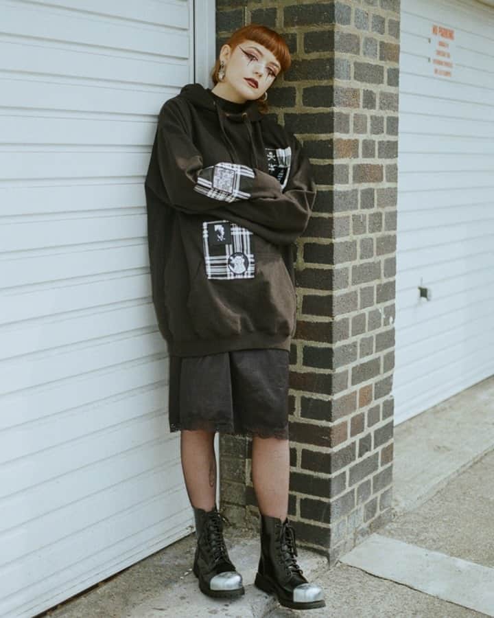 アンダーグラウンドのインスタグラム：「The Original Steel Cap collection from Underground, this option is the 10 eyelet Commando Boot with a External toe cap. ⁠ Worn here by @eliecp_ .⁠ ⁠ Available from our online store.⁠ ⁠ ⁠ #UndergroundEngland #UndergroundShoes #Underground #SteelToe #SteelToeBoots #SteelCaps #SteelCapBoots #LaceUpBoots #algender #Comabtboots #militaryboots #grungeboots #Steelcapboots #steelcaps #combatboots #grungeboots #militaryboots #leatherboots」