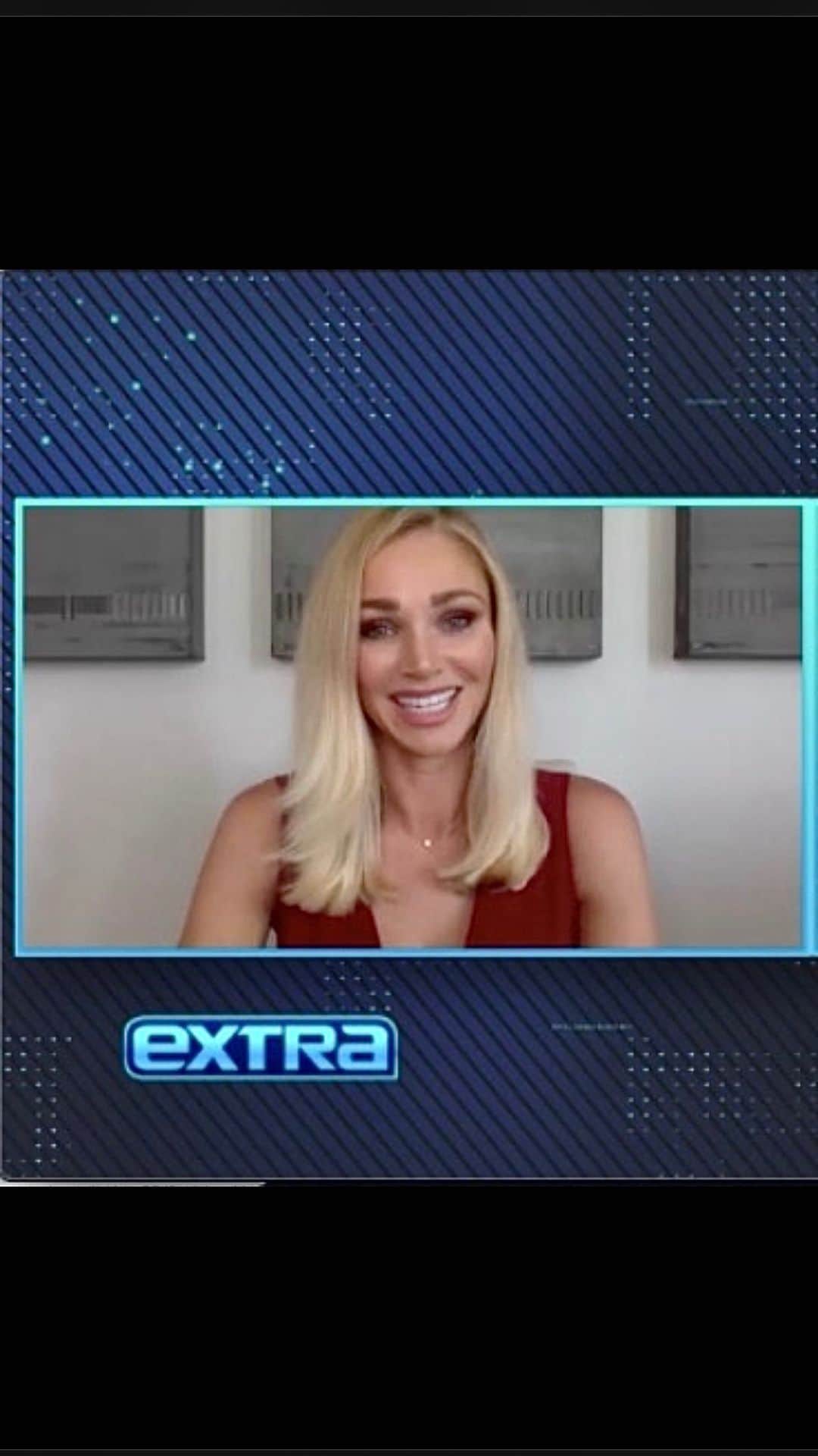 のインスタグラム：「It’s official! I made my @extratv debut last night! And who better to do it with than @rickygervais ! The funniest and loveliest guest...who I also booked!  Working on this show is an actual dream come true for me and just the beginning of things to come. I’ve been on the verge of crying ever since this interview because I can’t believe this is real life. Dont mind me, I’m just up here on Cloud 9 and I’m going to stay awhile…🌟🎉🚀🍾 #2020isntcancelled」