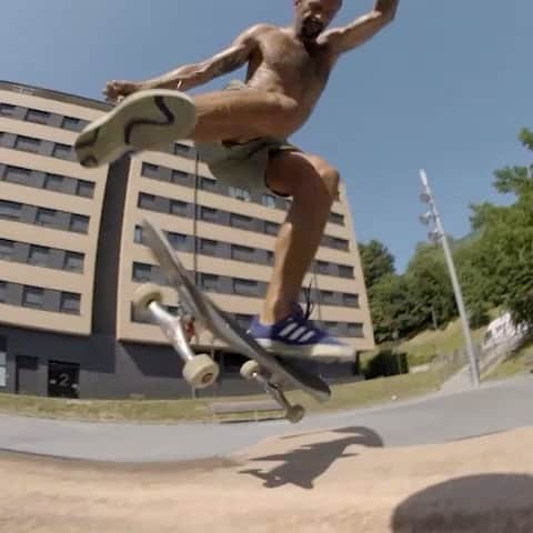スラッシャーのインスタグラム：「🇫🇷 @lucaspuig 🇫🇷 Big summer part 🏄🏽‍♂️  Link in @adidasskateboarding’s profile ✅」
