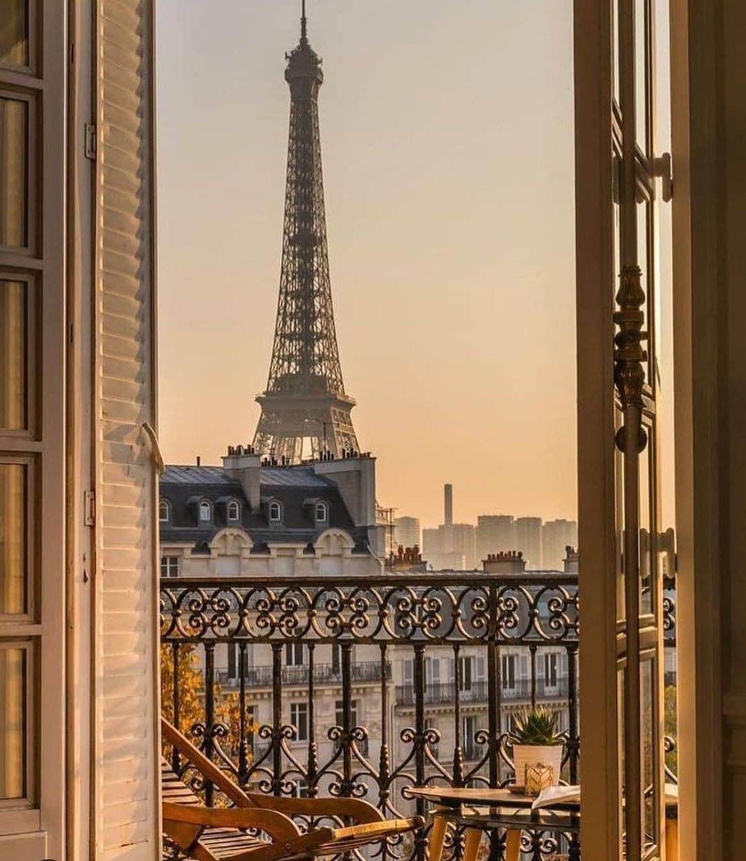 イネスエマレシャルのインスタグラム：「LA PLUS BELLE DES PARISIENNES. #inesetmarechal #inspiration #mood #paris #foreverparis #parismonamour #parisienne #eiffeltower #beautiful #france #frenchvibe #laplusbelle #summer #september #work #sunset #artofinstagram #artoftheday」