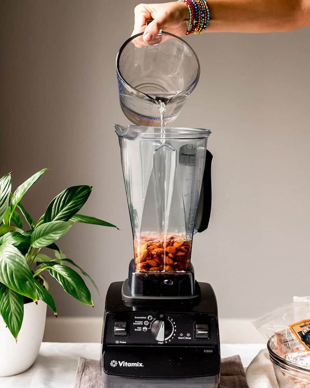 Vitamix Global Headquarters Real foodさんのインスタグラム写真 - (Vitamix Global Headquarters Real foodInstagram)「Have you made your own nut milk? We challenge you to try it this week! 🥛🥜 • Recipe + 📸 by: @sproutingzeneats • INGREDIENTS - 1 cup raw almonds (soaked overnight for best result) - 3 cups water - 2 medjool dates (you can also sub for 2 tablespoons agave, maple syrup or honey) - 1/2 teaspoon cinnamon powder (optional) - 1 teaspoon vanilla extract or flavoring (optional) *Don't forget a nut milk bag for straining afterward! • INSTRUCTIONS - Soak 1 cup of unroasted raw almonds in a bowl with water overnight, or for at least 4 hours. - Rinse and drain soaked almonds. Discard water in which almonds soaked in. - Add all ingredients to the Vitamix and blend until smooth. - Using a nut milk bag to strain your milk. Do not skip this step or you will have grainy almond milk (not tasty).  #Protip: save the almond pulp to make almond flour out of it. - Serve cold! 😊 • #repost #sproutingzeneats #vitamix #nutmilk #almond #almondmilkrecipe #vitamixrecipes #plantbasedrecipes #vegan #plantbased #blender #recipes #drinks #healthy #myvitamix」9月18日 1時20分 - vitamix