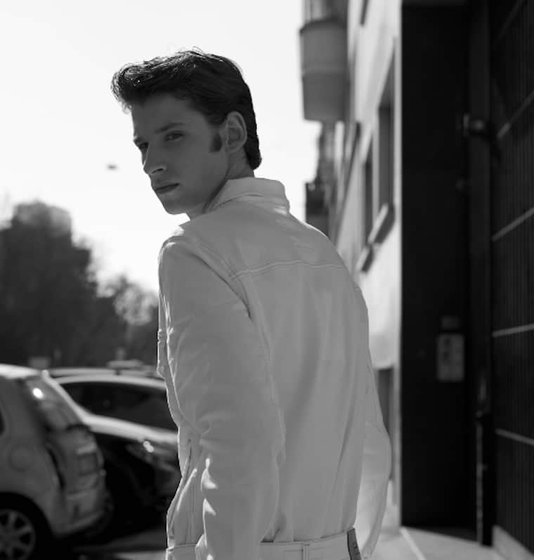 ケアレーベルのインスタグラム：「Sunset light in black and white⁣ ⁣ #carelabel #denimlovers #denimstory #denimaddiction」