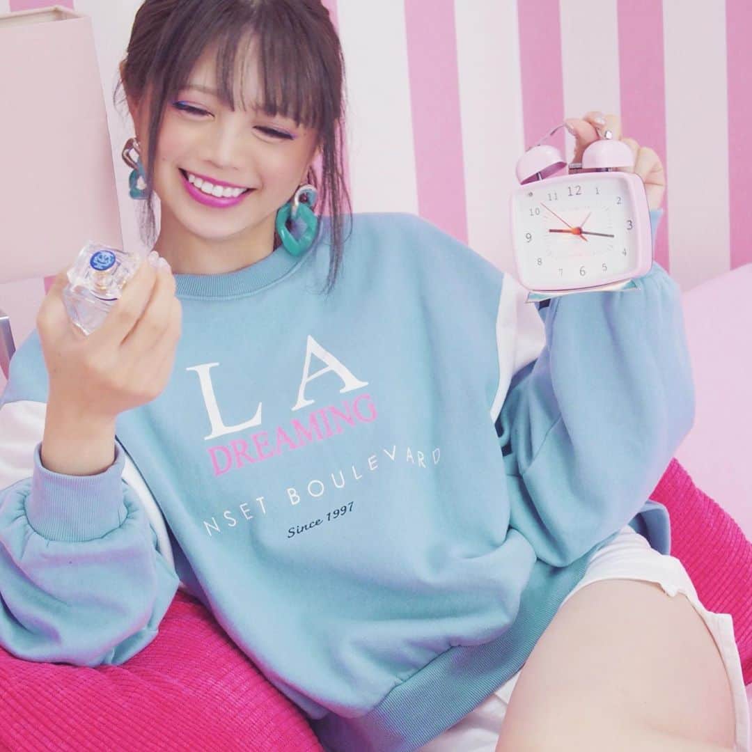 橘咲良のインスタグラム：「ポップで可愛いスタジオだったᕱ⑅ᕱ♥" #カラフル #ポップ #パステル #撮影 #キングラビッツ #橘咲良」