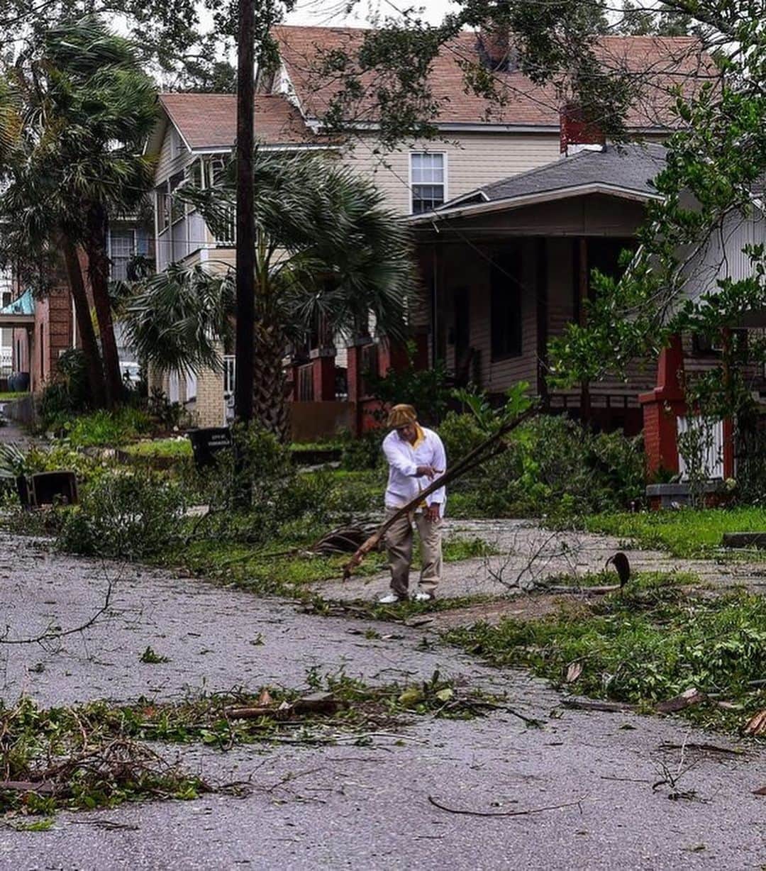 Primer Impactoさんのインスタグラム写真 - (Primer ImpactoInstagram)「Los estragos del #huracán #Sally: un muerto y un desaparecido en #Alabama, lluvias e inundaciones históricas en #Florida.  Sally descargó hasta 30 pulgadas de lluvia desde el Panhandle de Florida hasta Mobile Bay, Alabama, provocando en ese estado inundaciones "catastróficas" y amenazando incluso a más comunidades a medida que se desplazaba hacia el norte, dijo el Centro Nacional de Huracanes.  A las 5pm/4c en #PrimerImpacto espera un reporte completo sobre la situación con nuestro reportero @cobostv.   📸: 1. Gulf Shores, Florida. Joe Raedle / Getty Images. 2. Orange Beach, Florida. Joe Raedle / Getty Images. 3, 4 y 5. Pensacola, Florida. Chandan Khanna / AFP vía Getty Images. 6 y 7. Mobile, Alabama. Chandan Khanna / AFP vía Getty Images.  #PrimerImpacto.」9月18日 1時21分 - primerimpacto