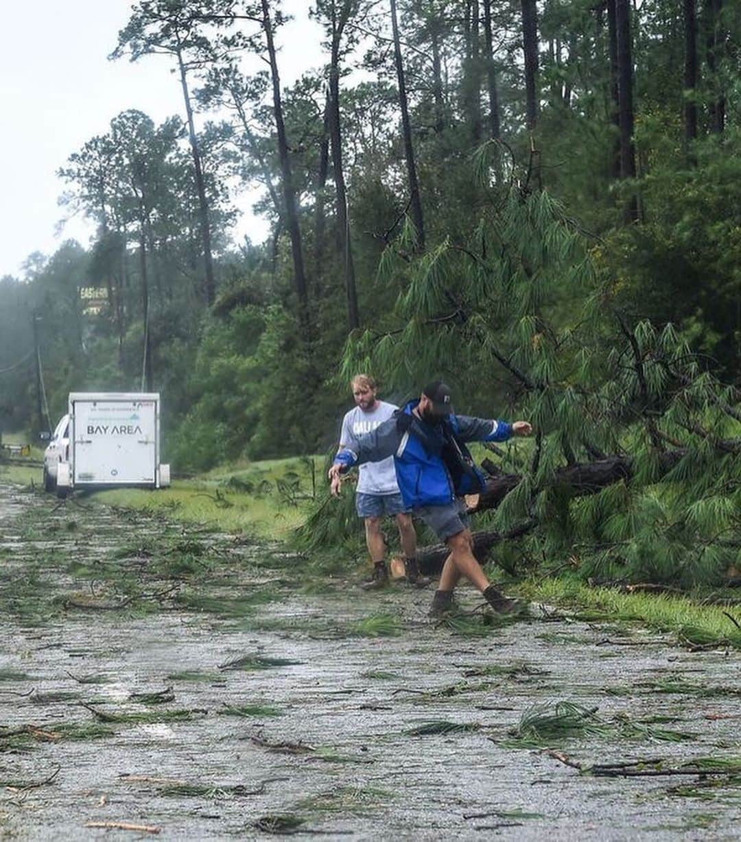 Primer Impactoさんのインスタグラム写真 - (Primer ImpactoInstagram)「Los estragos del #huracán #Sally: un muerto y un desaparecido en #Alabama, lluvias e inundaciones históricas en #Florida.  Sally descargó hasta 30 pulgadas de lluvia desde el Panhandle de Florida hasta Mobile Bay, Alabama, provocando en ese estado inundaciones "catastróficas" y amenazando incluso a más comunidades a medida que se desplazaba hacia el norte, dijo el Centro Nacional de Huracanes.  A las 5pm/4c en #PrimerImpacto espera un reporte completo sobre la situación con nuestro reportero @cobostv.   📸: 1. Gulf Shores, Florida. Joe Raedle / Getty Images. 2. Orange Beach, Florida. Joe Raedle / Getty Images. 3, 4 y 5. Pensacola, Florida. Chandan Khanna / AFP vía Getty Images. 6 y 7. Mobile, Alabama. Chandan Khanna / AFP vía Getty Images.  #PrimerImpacto.」9月18日 1時21分 - primerimpacto